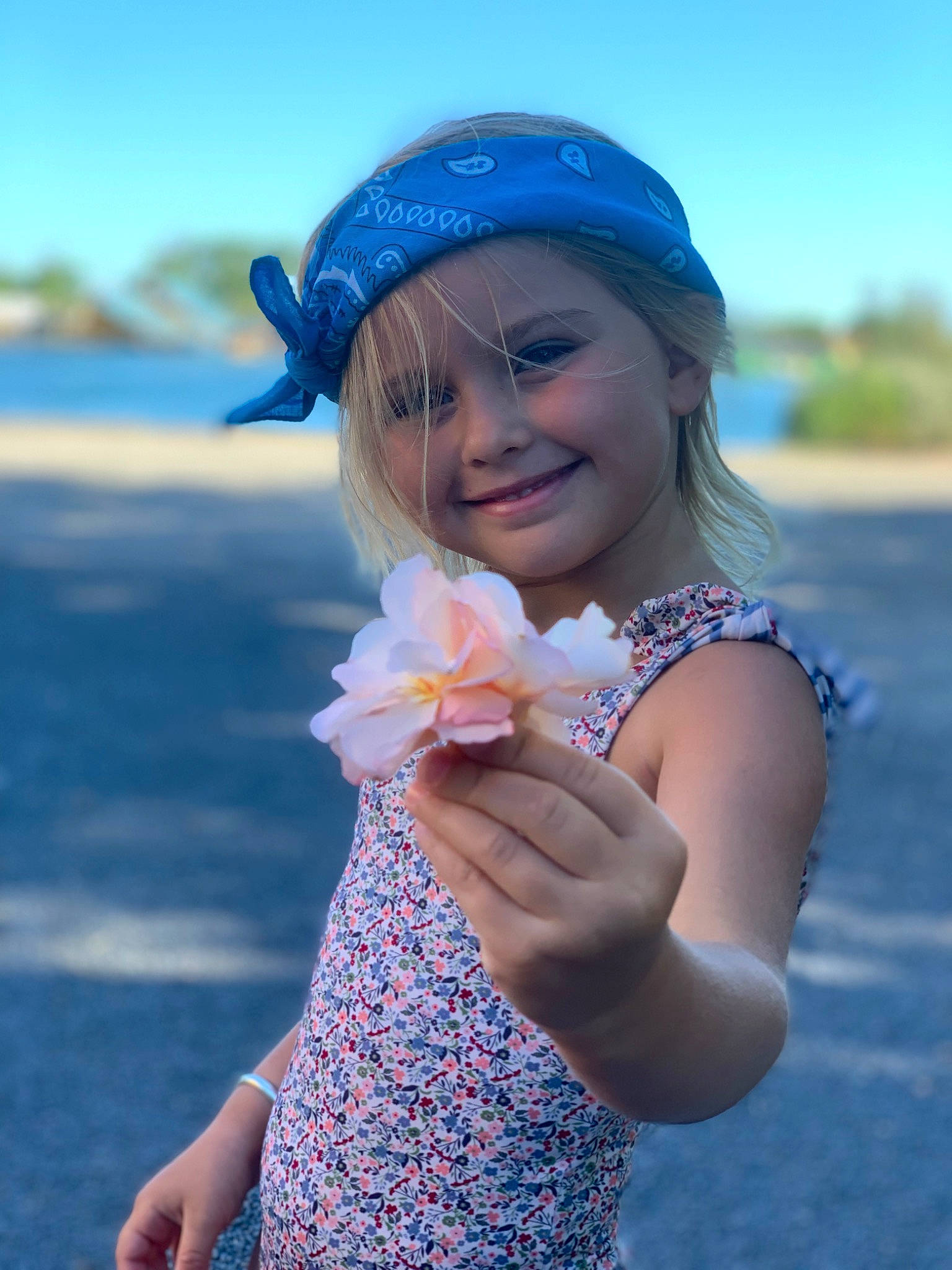 Ava participe au concours pour gagner de l'argent avec cette photo : arm, azure, blue, dress, face, finger, flower, gesture, happy, hat, headgear, headwear, joy, lip, person, pink, plant, skin, sky, smile