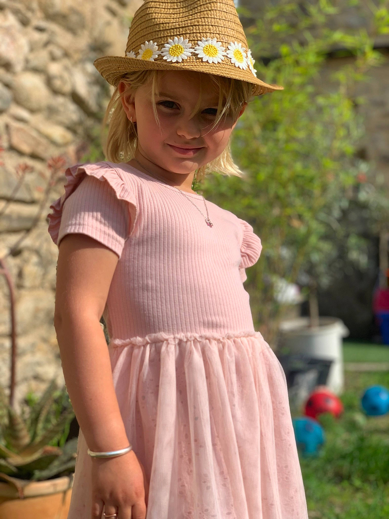 Ava a rejoint le concours — aidez-le/la à gagner de superbes lots ! blond, clothing, day_dress, dress, eyewear, fashion_design, fedora, glasses, grass, hairstyle, hat, headwear, joy, neck, person, pink, shoulder, sleeve, sun_hat, sunglasses