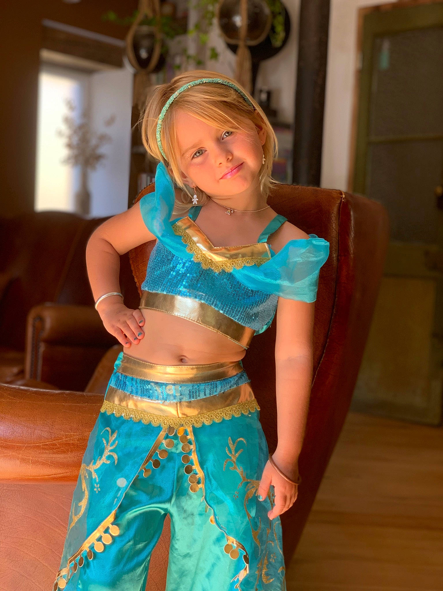 Ava participe au concours pour gagner de l'argent avec cette photo : abdomen, arm, art, belly_dance, belt, brassiere, chest, electric_blue, entertainment, event, fashion_design, human_body, human_leg, jewellery, joy, long_hair, navel, performing_arts, person, thigh