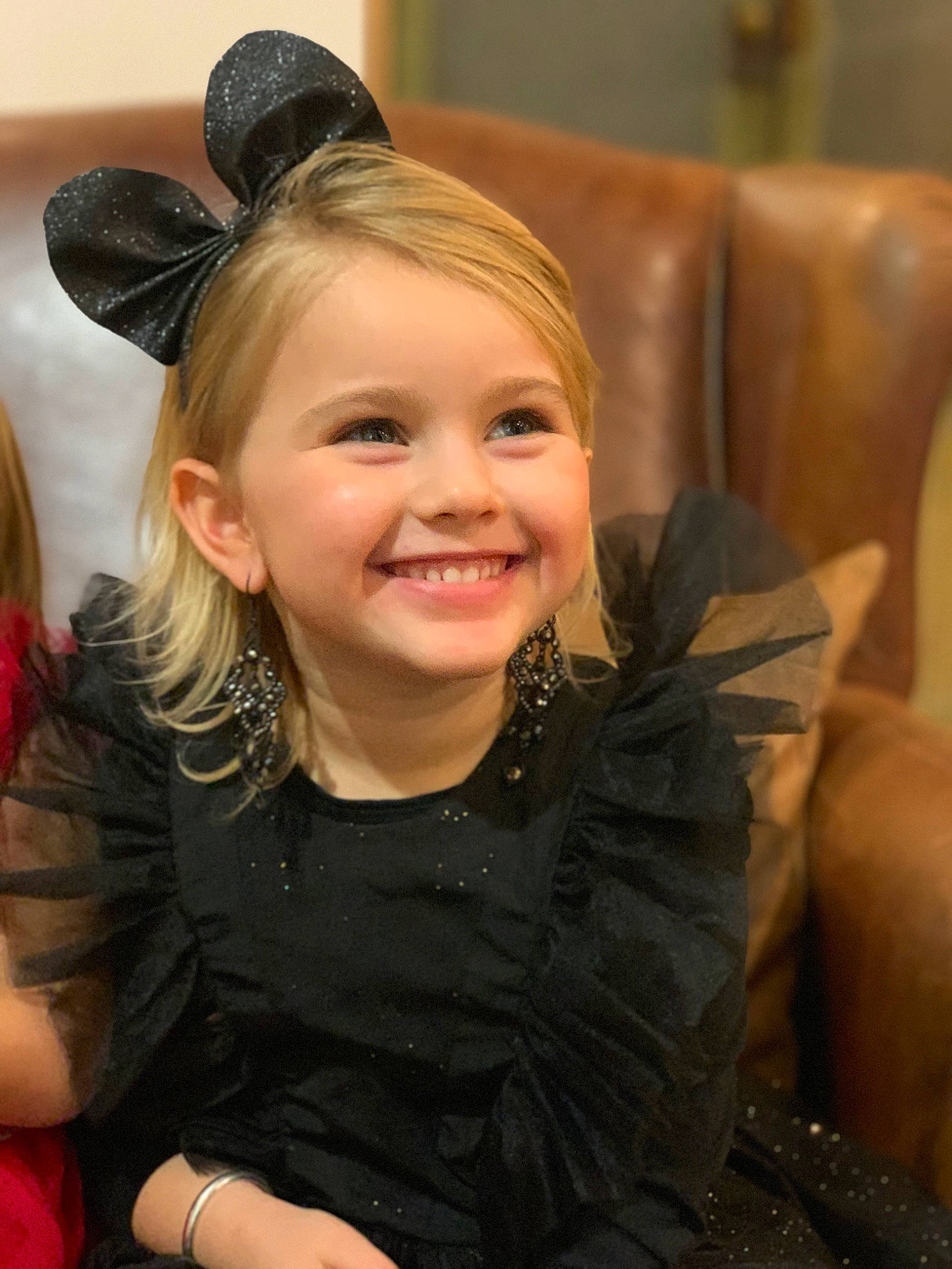 Ava a rejoint le concours — aidez-le/la à gagner de superbes lots ! blond, brown_hair, cheek, chin, comfort, ear, event, eye, eyebrow, eyelash, facial_expression, fun, gesture, hairstyle, happy, human_body, iris, joy, person, skin