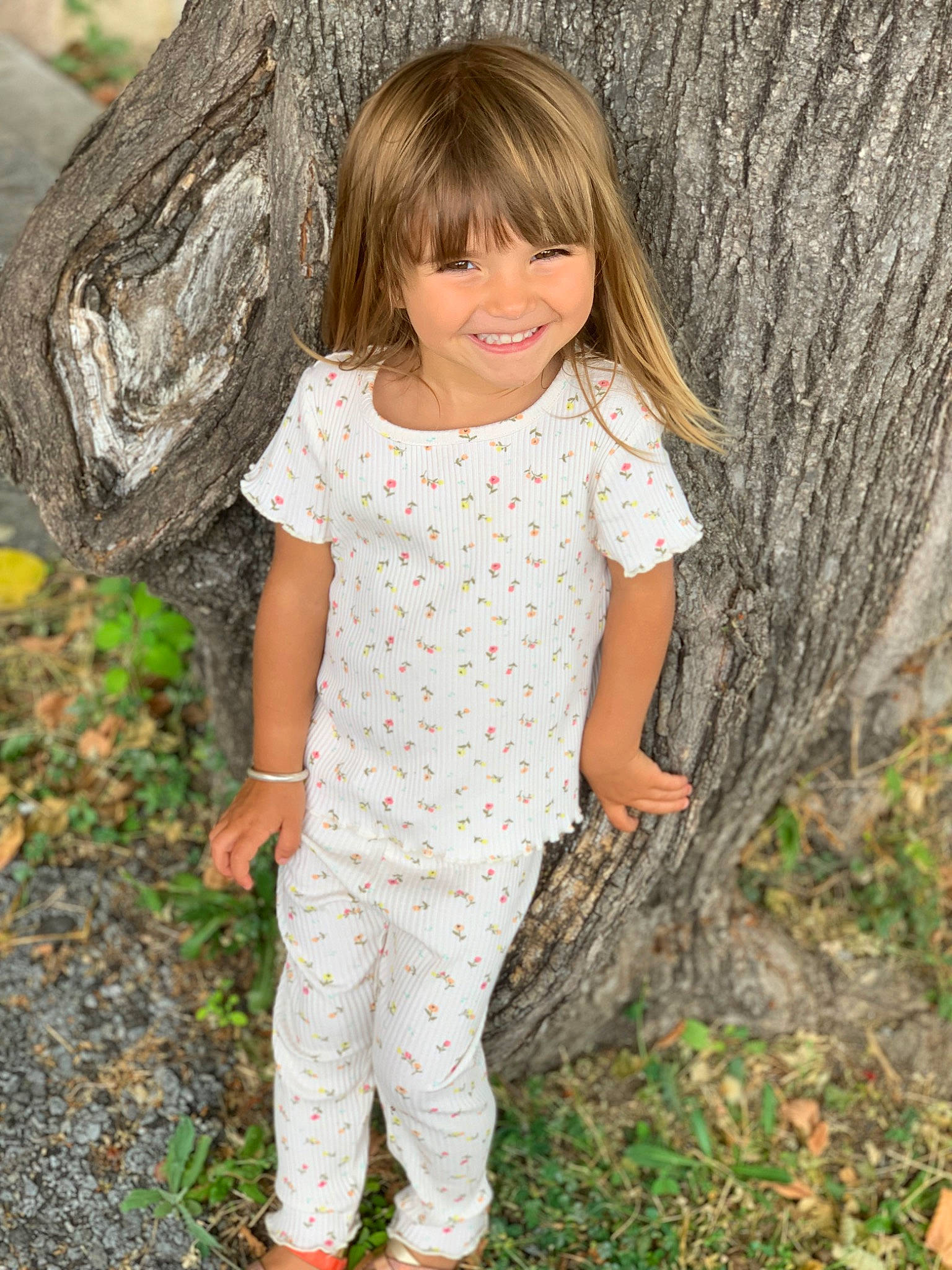 Livie a rejoint le concours — aidez-le/la à gagner de superbes lots ! adaptation, beauty, botany, fun, grass, grass_family, hairstyle, happy, head, human_body, joy, leaf, people_in_nature, person, plant, sleeve, smile, t_shirt, thigh, trunk