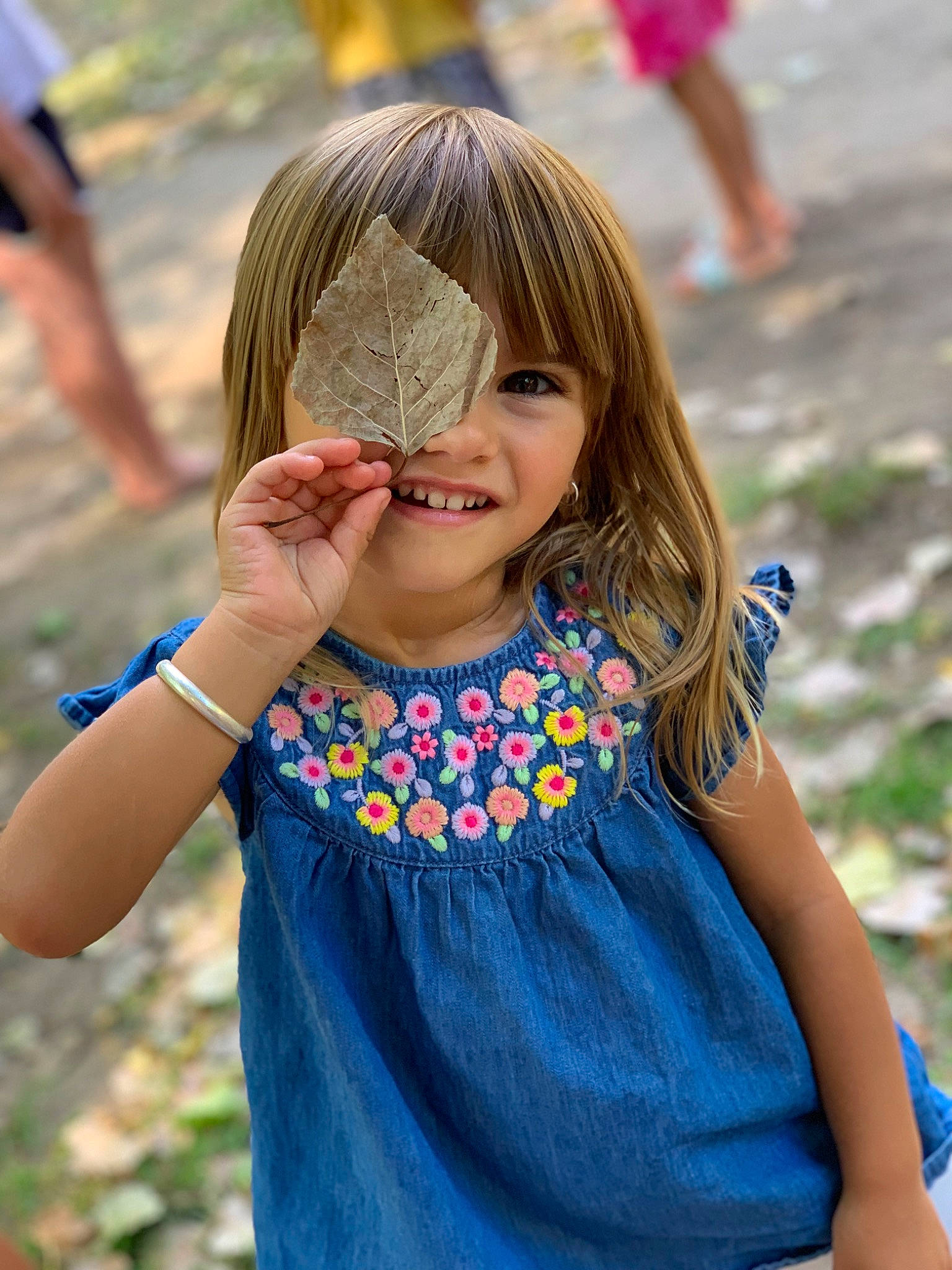 Livie a rejoint le concours — aidez-le/la à gagner de superbes lots ! bangs, blond, brown_hair, child, electric_blue, fashion_accessory, fun, grass, happy, jewellery, joy, leisure, people_in_nature, person, plant, sleeve, smile, spring, summer, t_shirt