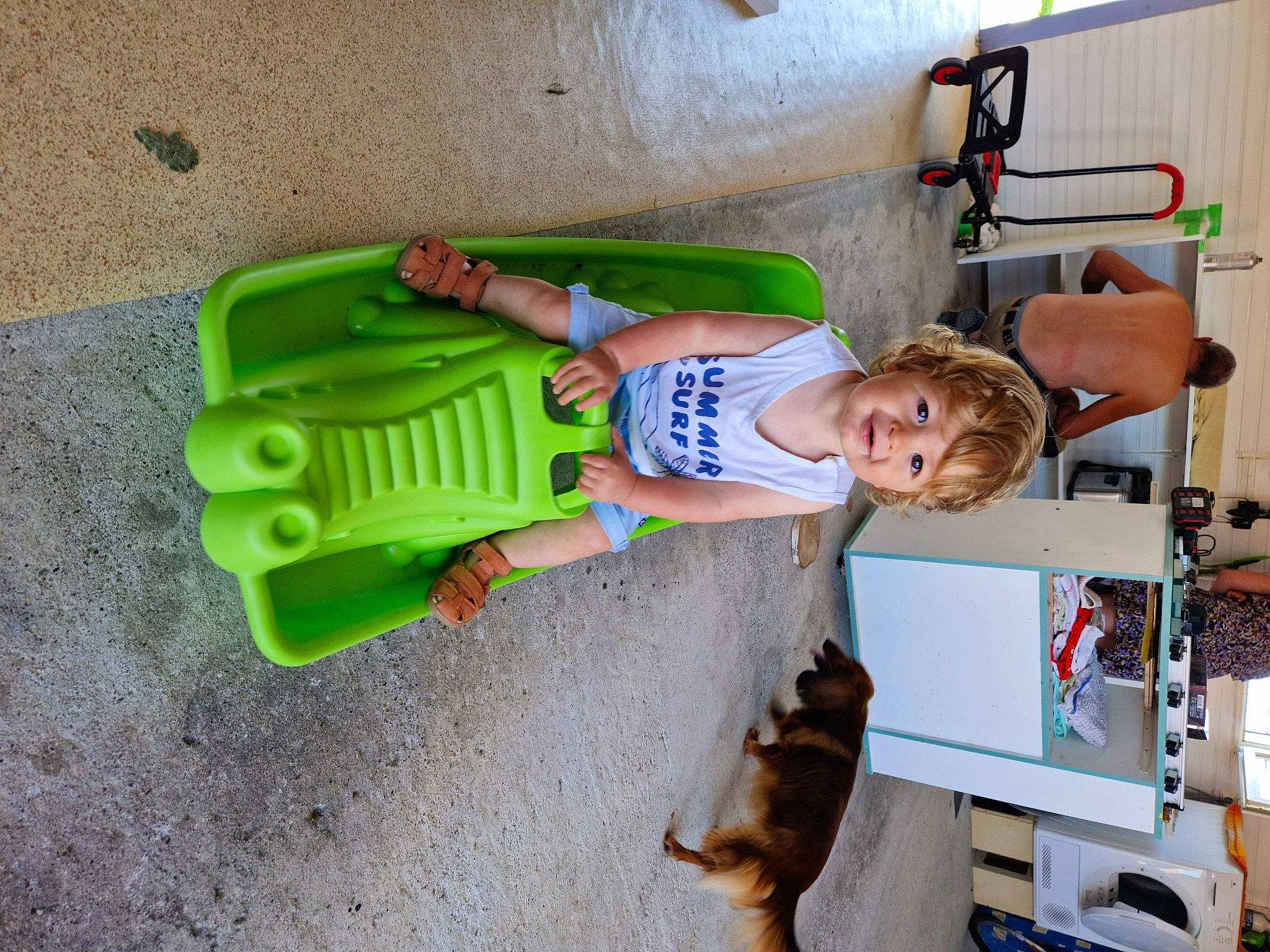 Nao participe au concours pour gagner de l'argent avec cette photo : baby, baby_toddler_clothing, child, fun, joy, leisure, person, plastic, play, recreation, room, sitting, smile, t_shirt, toddler, toy, wood