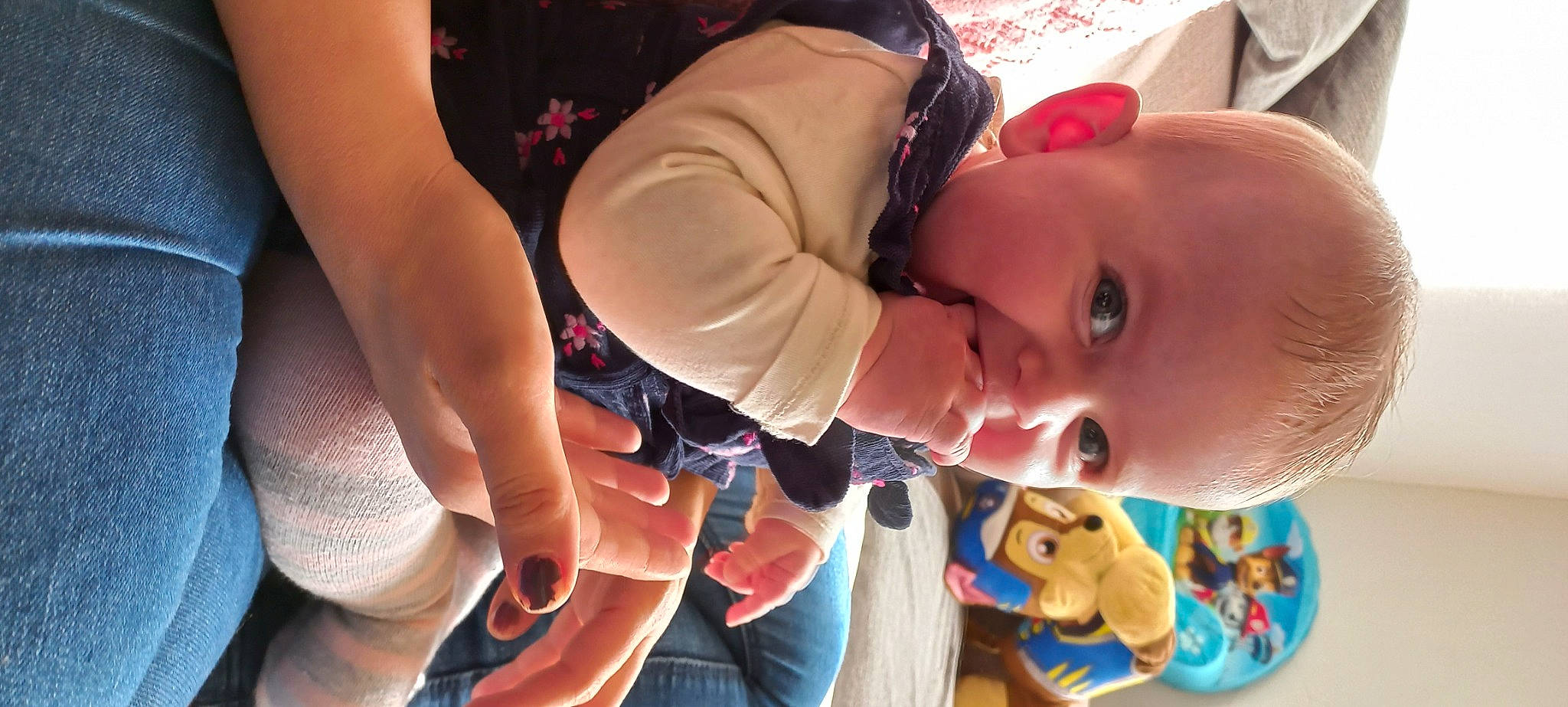 Noélie a rejoint le concours — aidez-le/la à gagner de superbes lots ! baby, baby_products, baby_toddler_clothing, cheek, child, event, facial_expression, finger, fun, gesture, hand, happy, human_body, mouth, nose, person, play, skin, smile, toddler