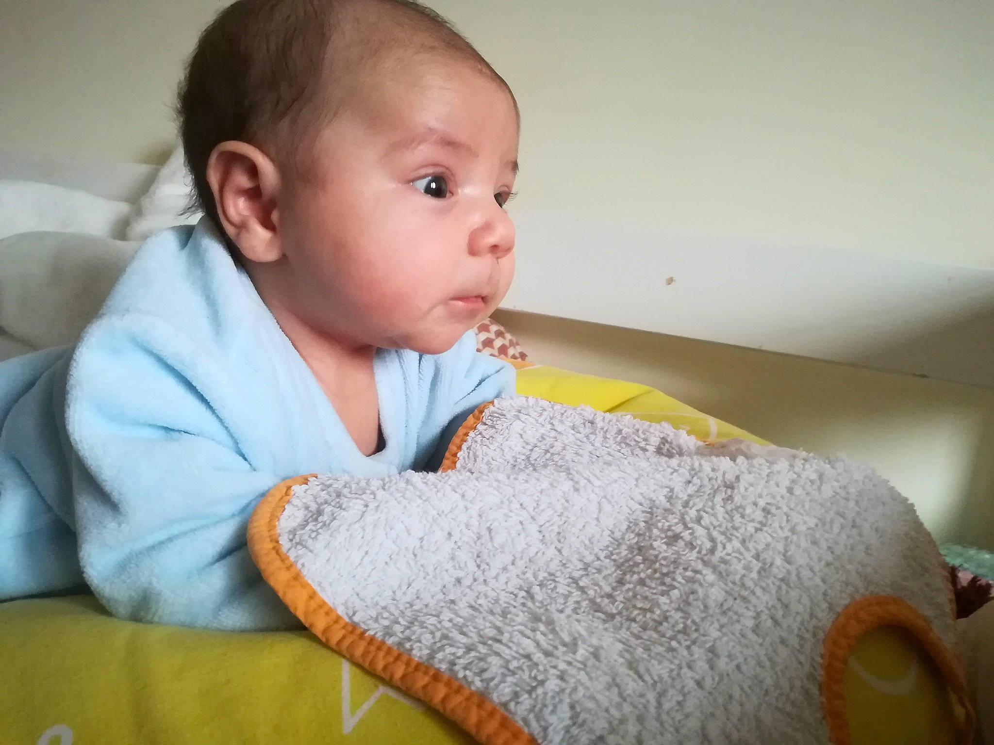 Aïden a rejoint le concours — aidez-le/la à gagner de superbes lots ! bed, bedtime, child, ear, eye, girl, infant, nose, person, product, skin, textile, toddler, wool