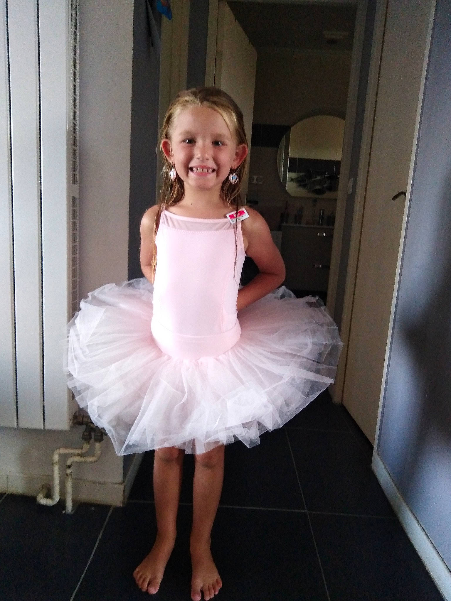 Marylou participe au concours pour gagner de l'argent avec cette photo : ballet_tutu, bridal_party_dress, child, clothing, cocktail_dress, costume, dance, dress, formal_wear, fun, joy, person, pink, shoulder, smile, toddler, white