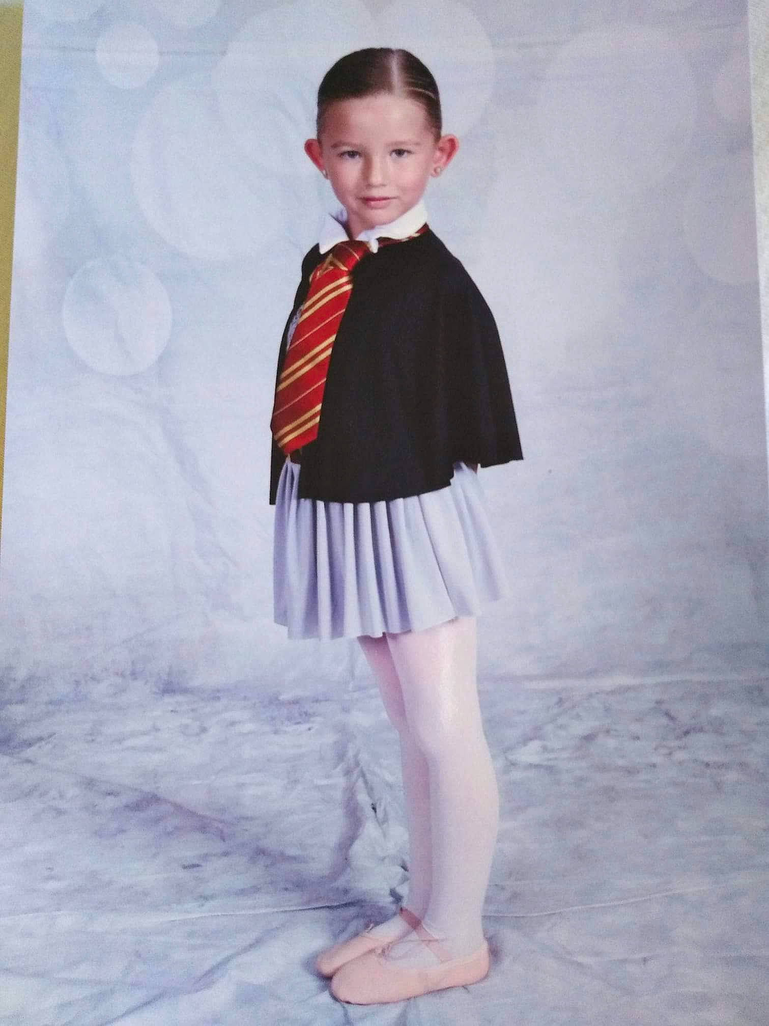 Marylou participe au concours pour gagner de l'argent avec cette photo : baby_toddler_clothing, barefoot, child, child_model, clothing, costume, footwear, leg, outerwear, pattern, person, photography, pink, shoe, sleeve, standing, toddler, uniform, white