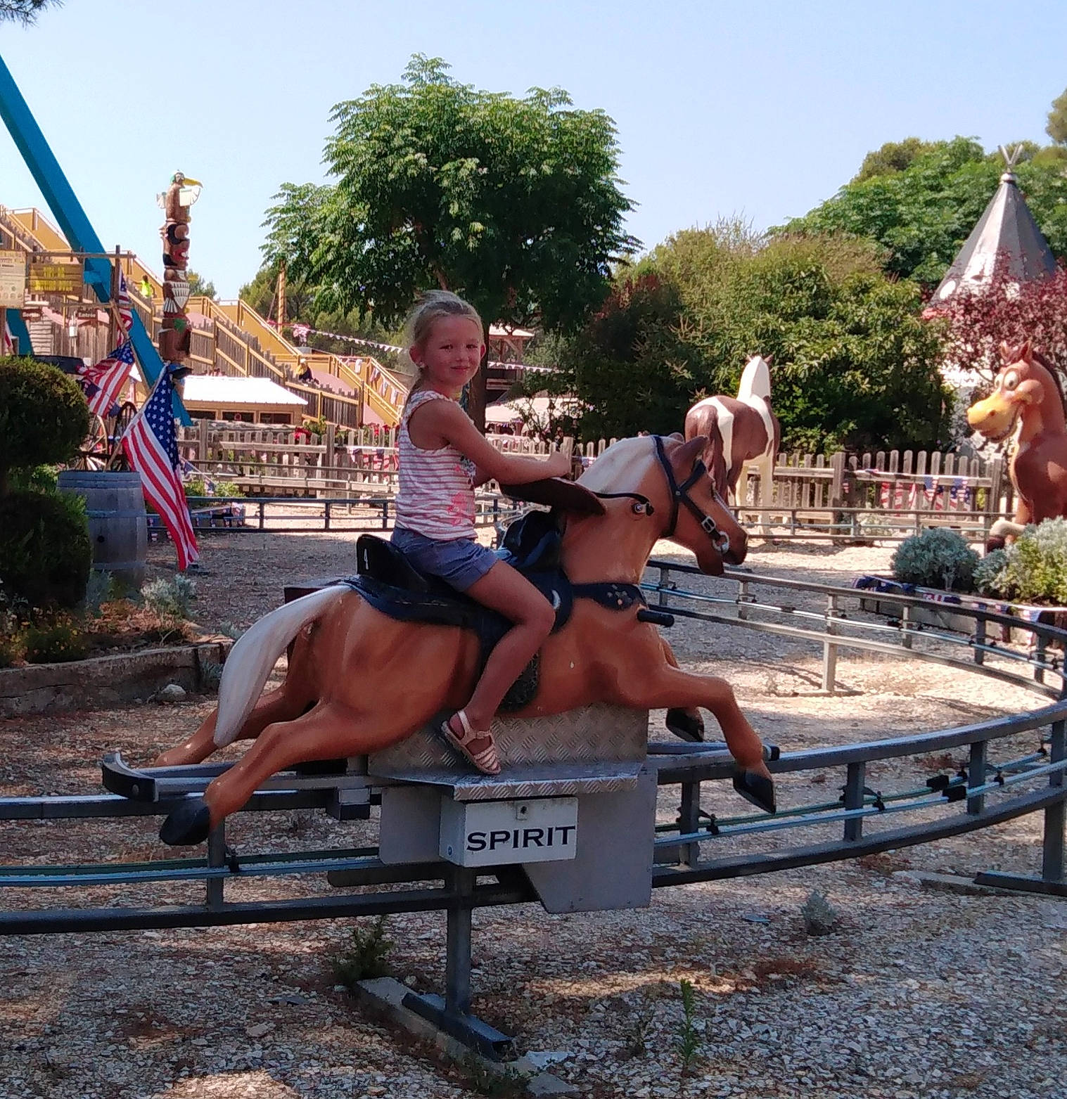 Marylou participe au concours pour gagner de l'argent avec cette photo : art, fun, joy, leisure, person, sculpture, vacation