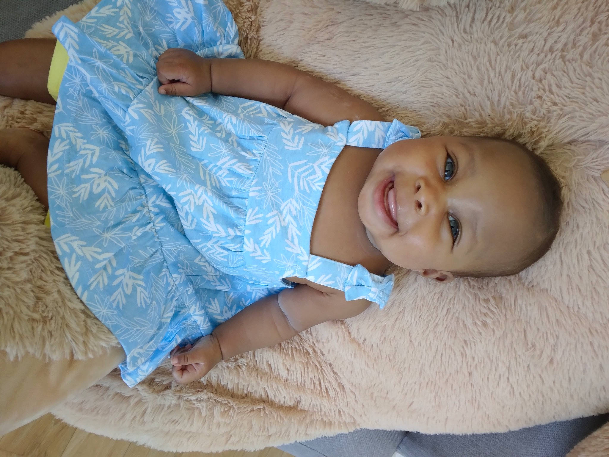 Nyhan participe au concours pour gagner de l'argent avec cette photo : baby, baby_products, baby_toddler_clothing, blue, child, comfort, electric_blue, eye, face, happy, human_body, iris, joy, linens, lip, pattern, person, skin, sleeve, smile