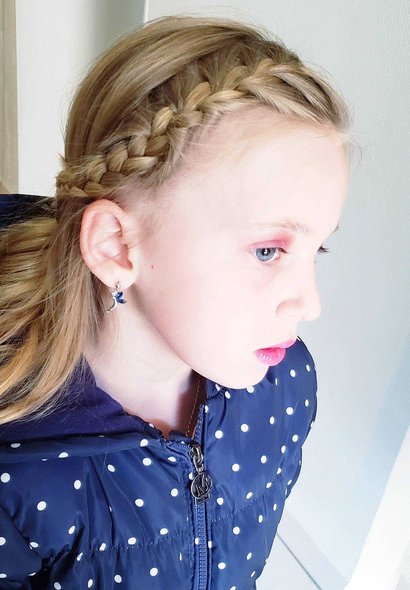 Maëlys a rejoint le concours — aidez-le/la à gagner de superbes lots ! blond, brown_hair, child, ear, earrings, electric_blue, eyebrow, eyelash, fashion_design, hair_tie, headband, headgear, headpiece, jewellery, neck, outerwear, pattern, person, sleeve, street_fashion