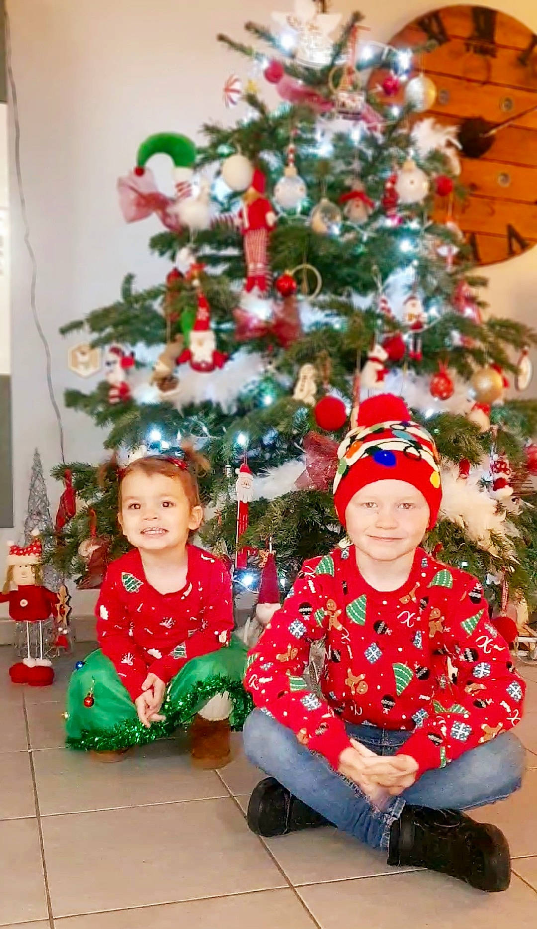 Téo participe au concours pour gagner de l'argent avec cette photo : christmas, christmas_decoration, christmas_ornament, christmas_tree, clothing, event, evergreen, fun, happy, headwear, holiday, holiday_ornament, joy, leaf, ornament, person, plant, red, smile, toddler