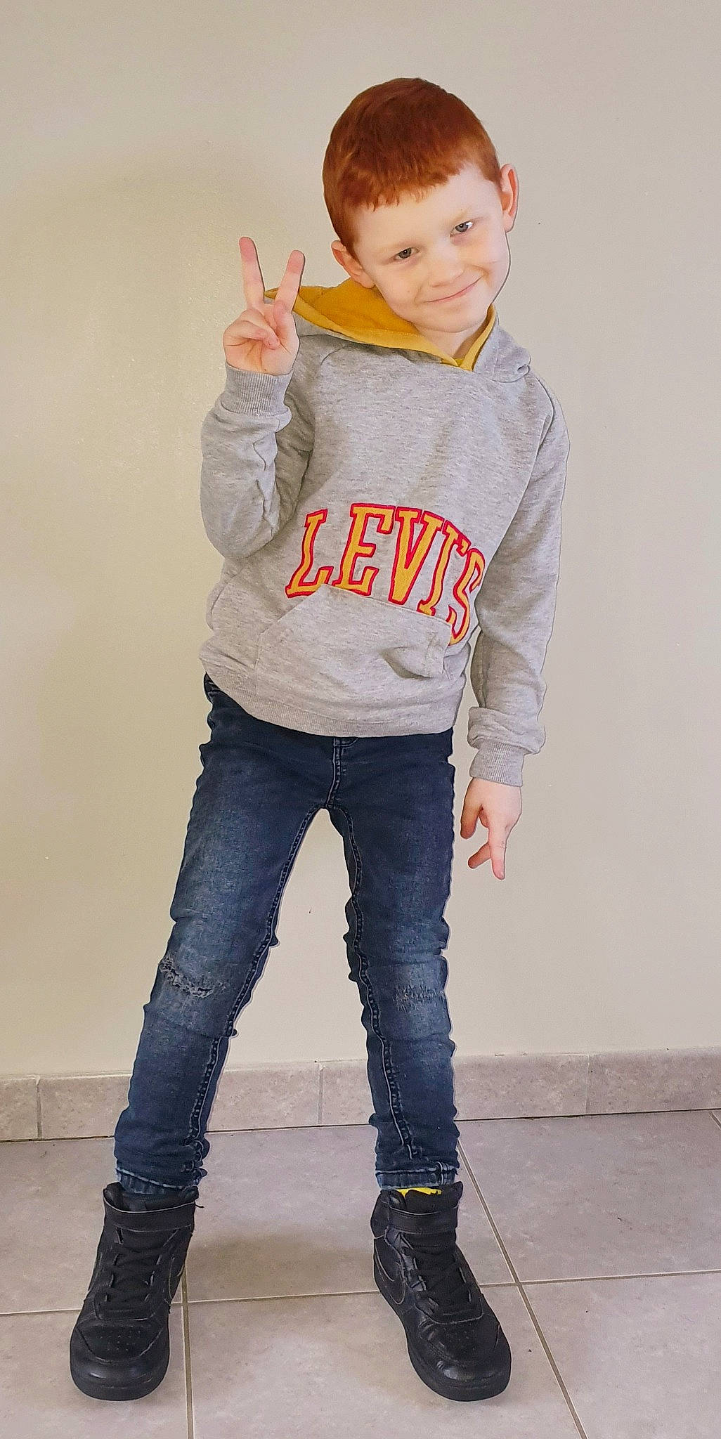 Téo a rejoint le concours — aidez-le/la à gagner de superbes lots ! arm, cool, denim, flash_photography, gesture, grey, happy, human_body, jeans, joy, leg, neck, orange, outerwear, person, shoulder, sleeve, smile, sportswear, street_fashion