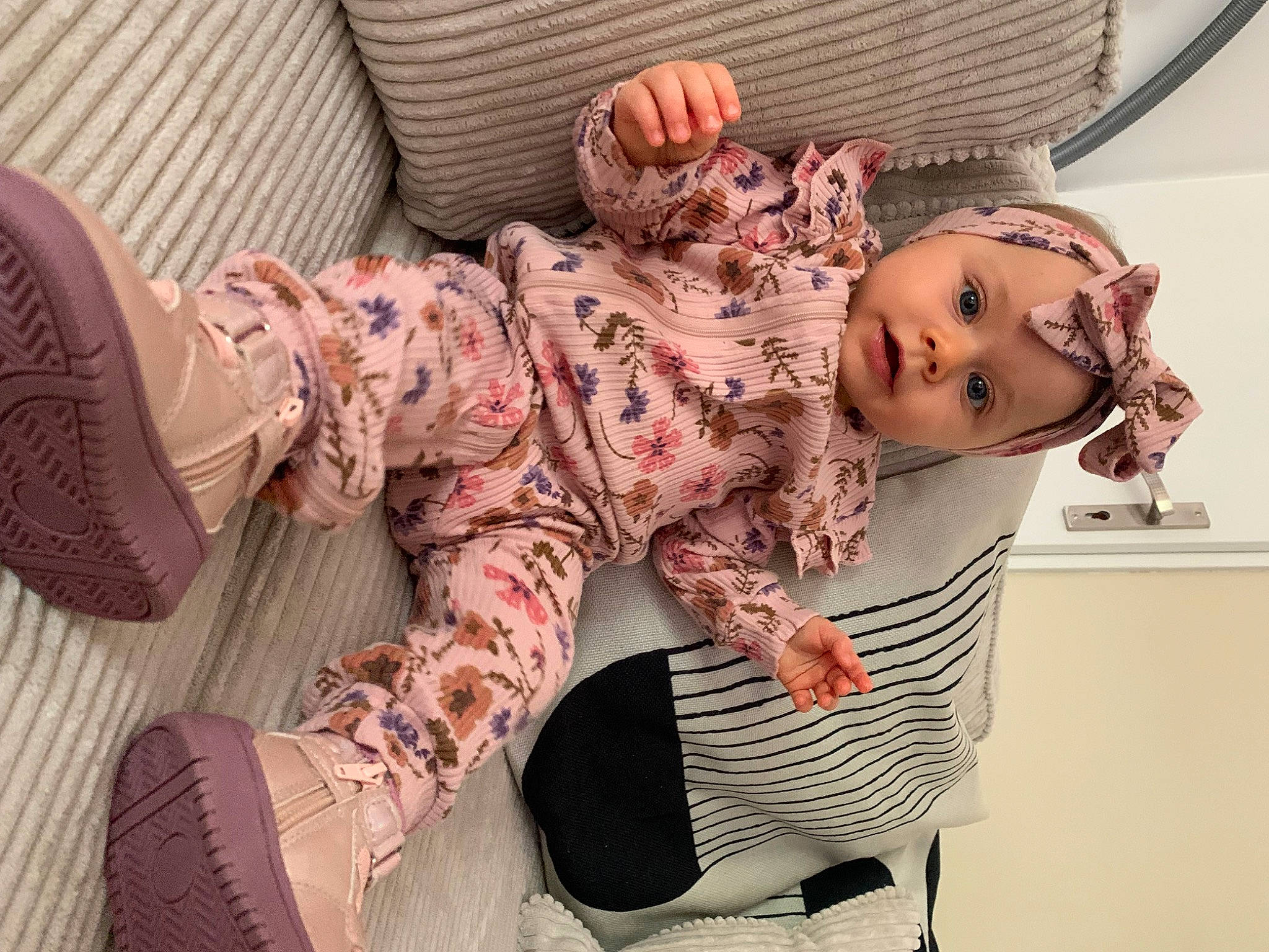 Joy a rejoint le concours — aidez-le/la à gagner de superbes lots ! baby, baby_products, baby_toddler_clothing, chair, child, comfort, flooring, foot, headwear, human_leg, knee, linens, nightwear, pattern, person, personal_protective_equipment, pink, sitting, sleeve, sock