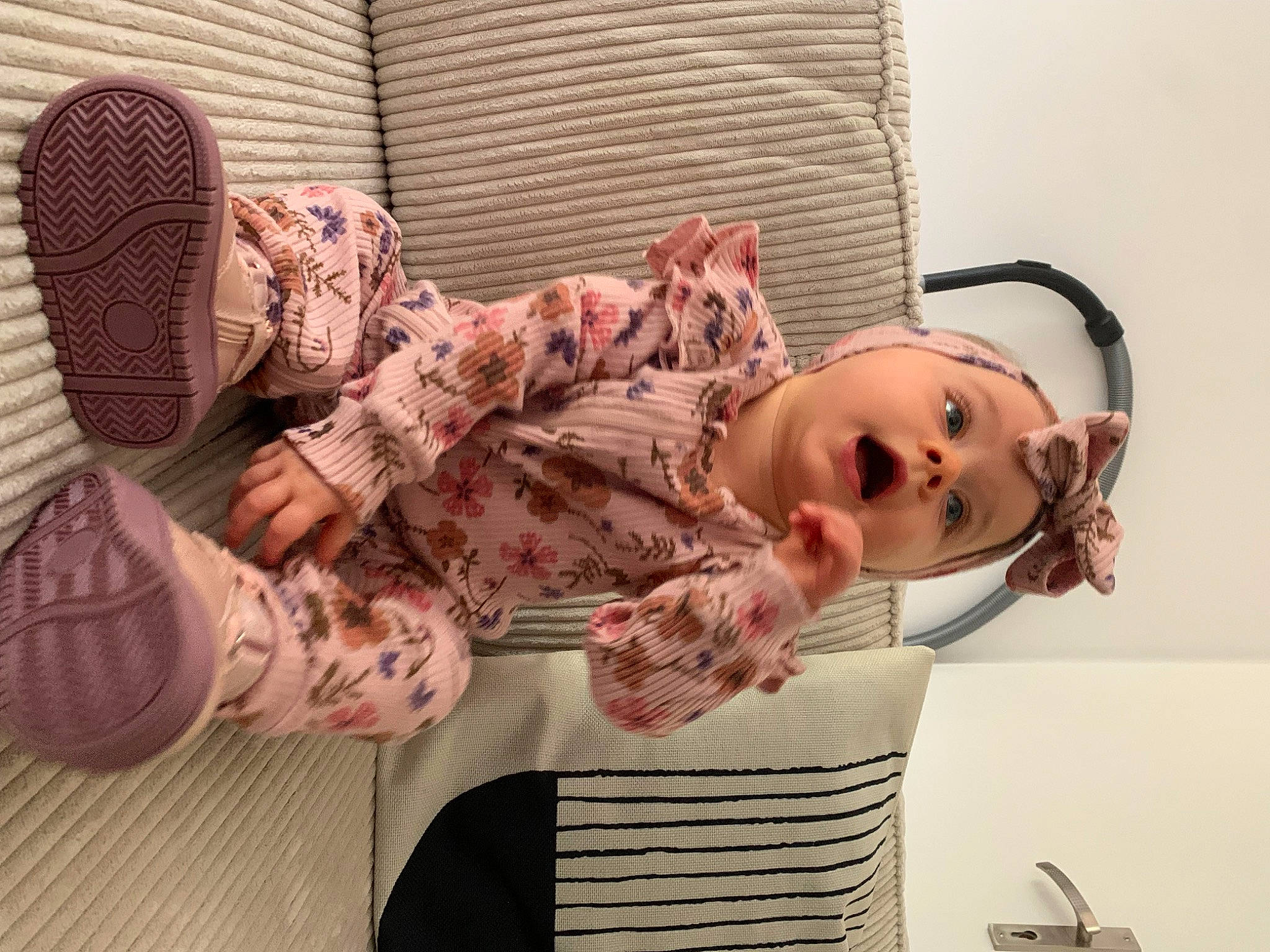 Joy participe au concours pour gagner de l'argent avec cette photo : chair, child, comfort, couch, dress, eyelash, eyewear, fashion_design, flesh, flooring, human_leg, jewellery, joint, knee, pattern, person, pink, plaid, room, sitting