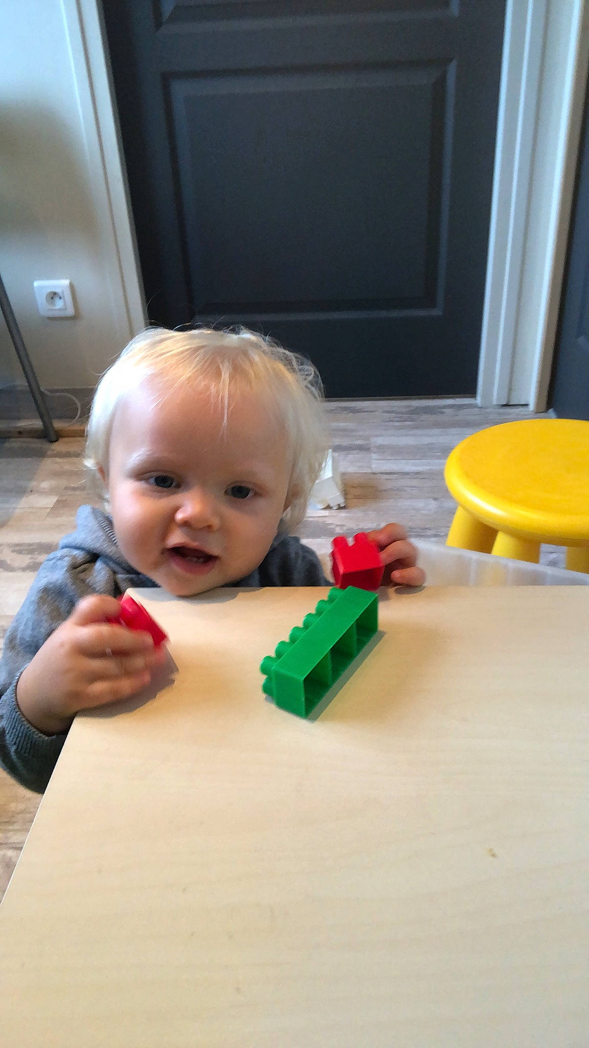 Luca a rejoint le concours — aidez-le/la à gagner de superbes lots ! baby, child, floor, person, play, toddler, toy