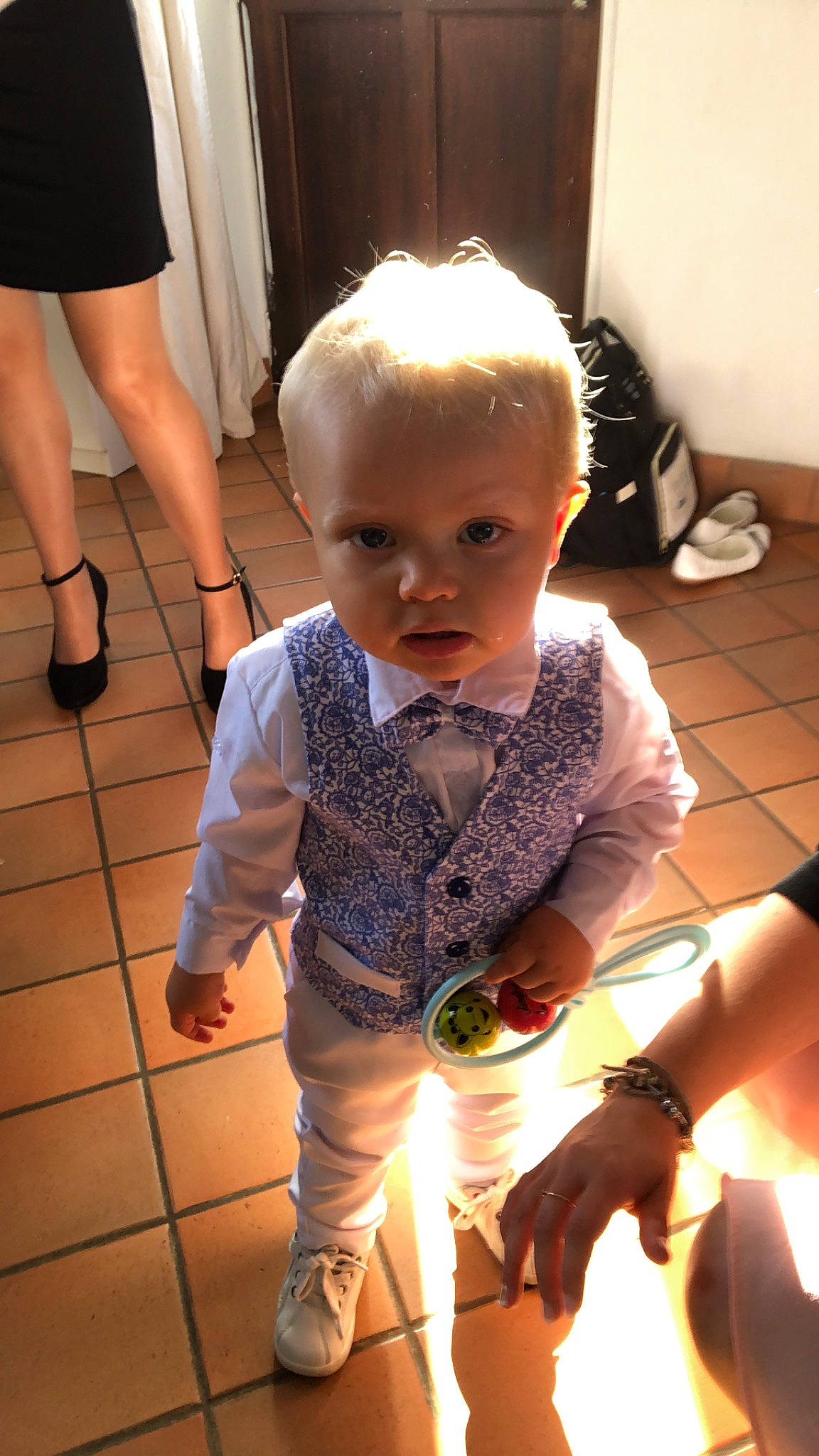 Luca participe au concours pour gagner de l'argent avec cette photo : arm, child, leg, person, toddler