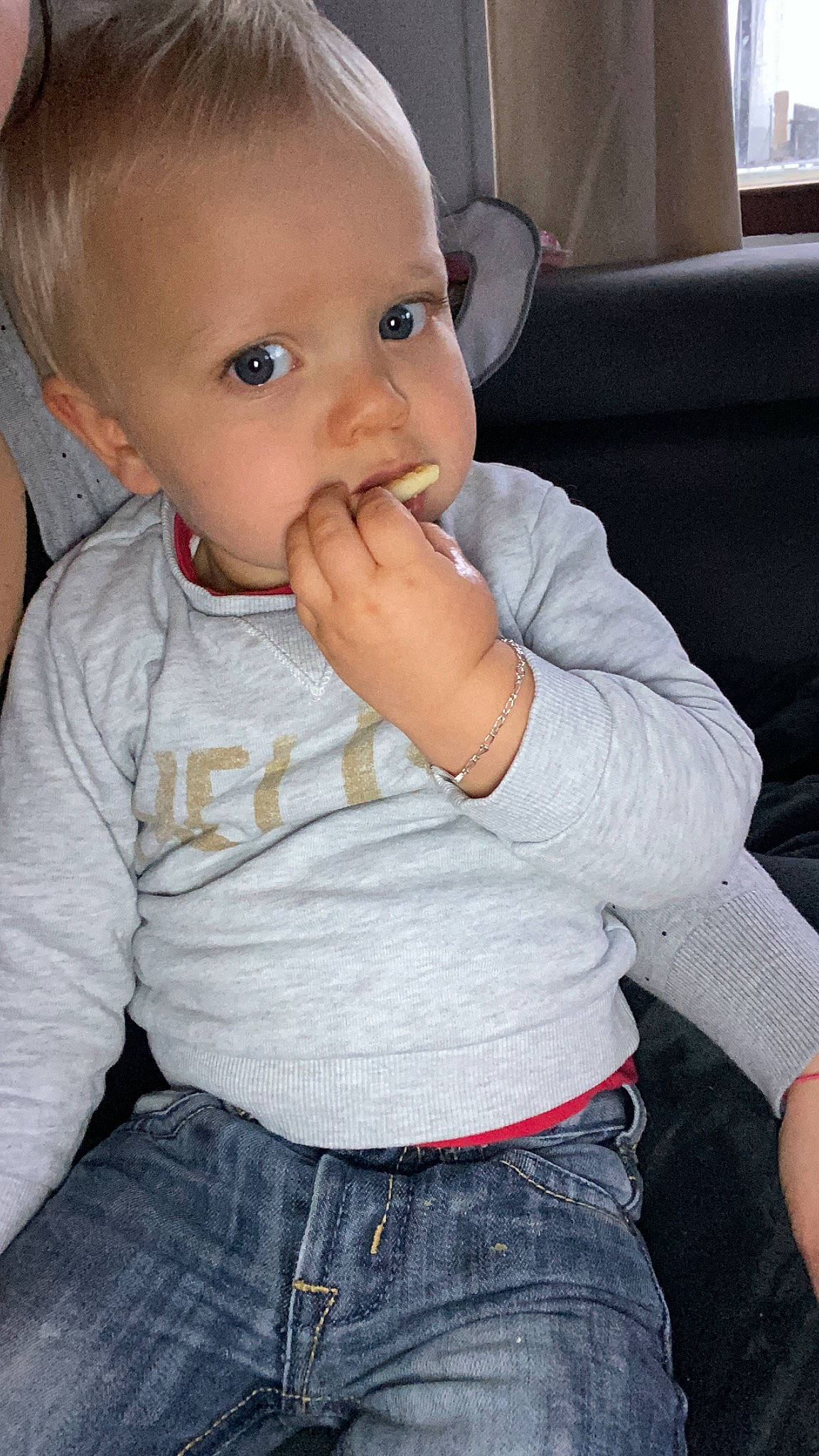 Luca participe au concours pour gagner de l'argent avec cette photo : abdomen, arm, baby, cheek, child, chin, eye, face, finger, gesture, lip, mouth, nose, person, sitting, skin, smile, toddler