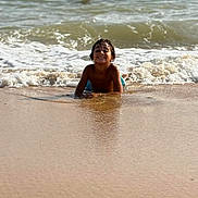 Noam a rejoint le concours — aidez-le/la à gagner de superbes lots ! child, beach, water, waves, sand, smiling, happy, playing, summer, ocean, shore, sunlight, fun, holiday, people, swimming, relaxation, outdoor, vacation, nature