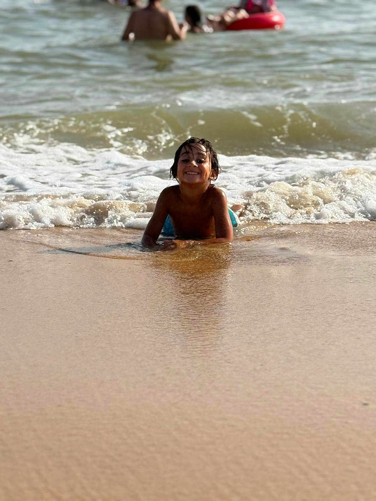 Noam a rejoint le concours — aidez-le/la à gagner de superbes lots ! child, beach, water, waves, sand, smiling, happy, playing, summer, ocean, shore, sunlight, fun, holiday, people, swimming, relaxation, outdoor, vacation, nature
