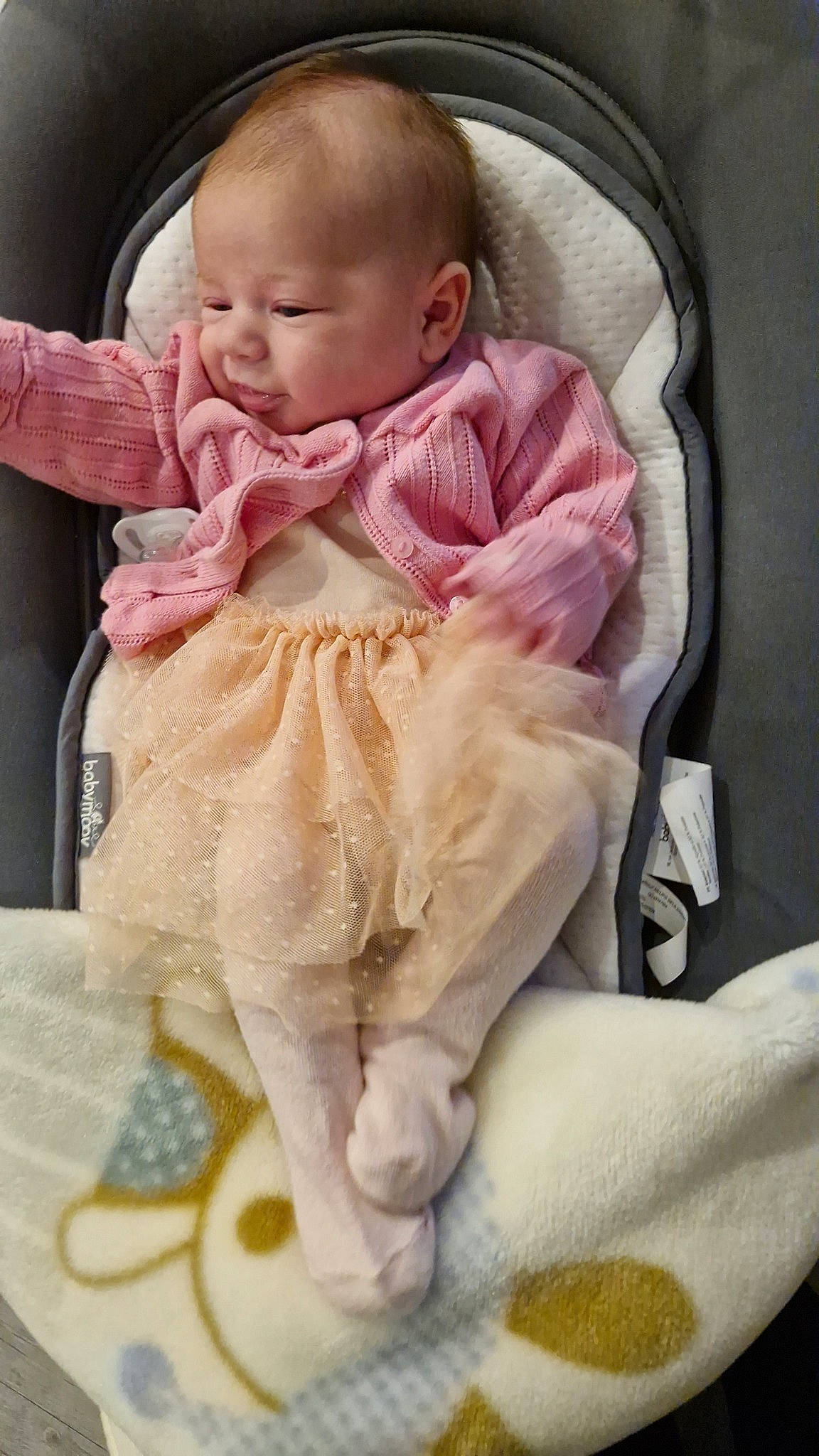 Celeste a rejoint le concours — aidez-le/la à gagner de superbes lots ! baby, baby_products, baby_safety, baby_sleeping, baby_toddler_clothing, bib, cheek, child, comfort, face, head, iris, linens, person, pink, product, sitting, skin, sleeve, textile