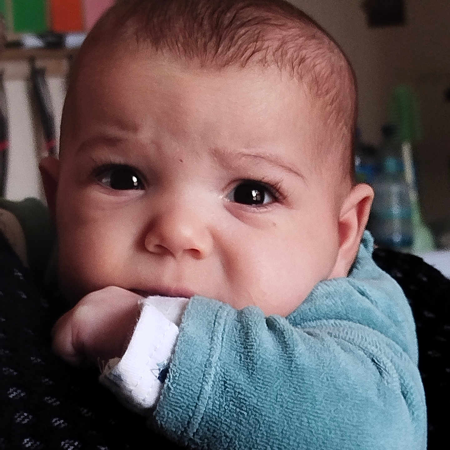 Sheun a rejoint le concours — aidez-le/la à gagner de superbes lots ! baby, bodypart, clothing, couch, ear, face, finger, frown, hand, head, hoodie, knitwear, mouth, newborn, person, photography, portrait, sad, sweater, sweatshirt