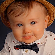 Marceau participe au concours pour gagner de l'argent avec cette photo : baby, child, face, hat, blue_eyes, smile, bow_tie, shirt, candy_cane, santa_claus, portrait, cute, infant, fashion, holiday_theme, closeup, expression, studio, adorable, person