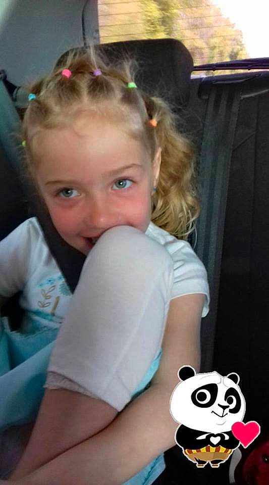 Maïlly a rejoint le concours — aidez-le/la à gagner de superbes lots ! arm, blond, child, day, ear, forehead, girl, hair, hair_accessory, hairstyle, head, human_body, human_hair_color, joy, leg, mouth, organ, person, product, shoulder