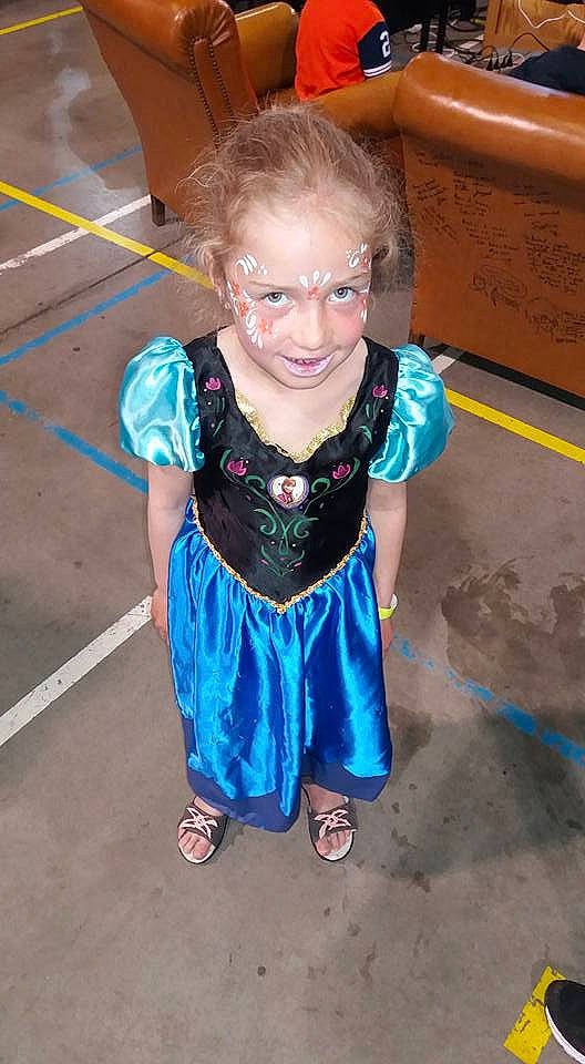 Maïlly a rejoint le concours — aidez-le/la à gagner de superbes lots ! blue, child, clothing, costume, day, fun, girl, joy, person, play, product, recreation, smile, toddler, vacation