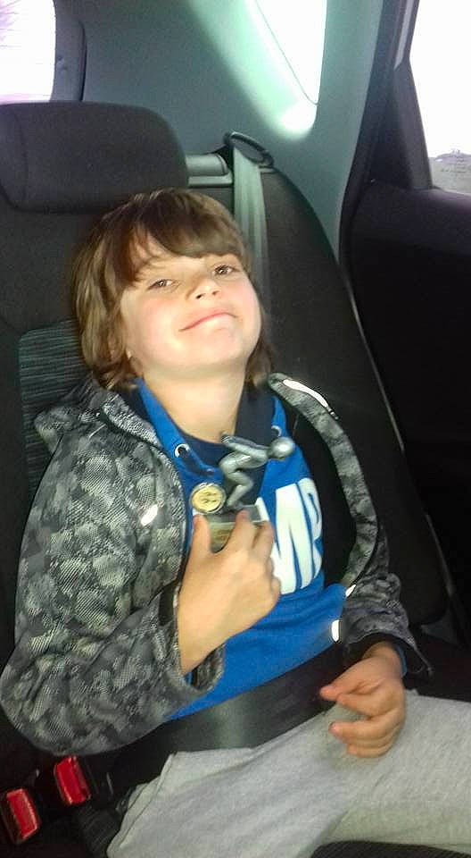 Maximilien a rejoint le concours — aidez-le/la à gagner de superbes lots ! car_seat, child, cool, day, eye, finger, fun, girl, head, human_hair_color, mouth, person, product, sitting, smile, toddler