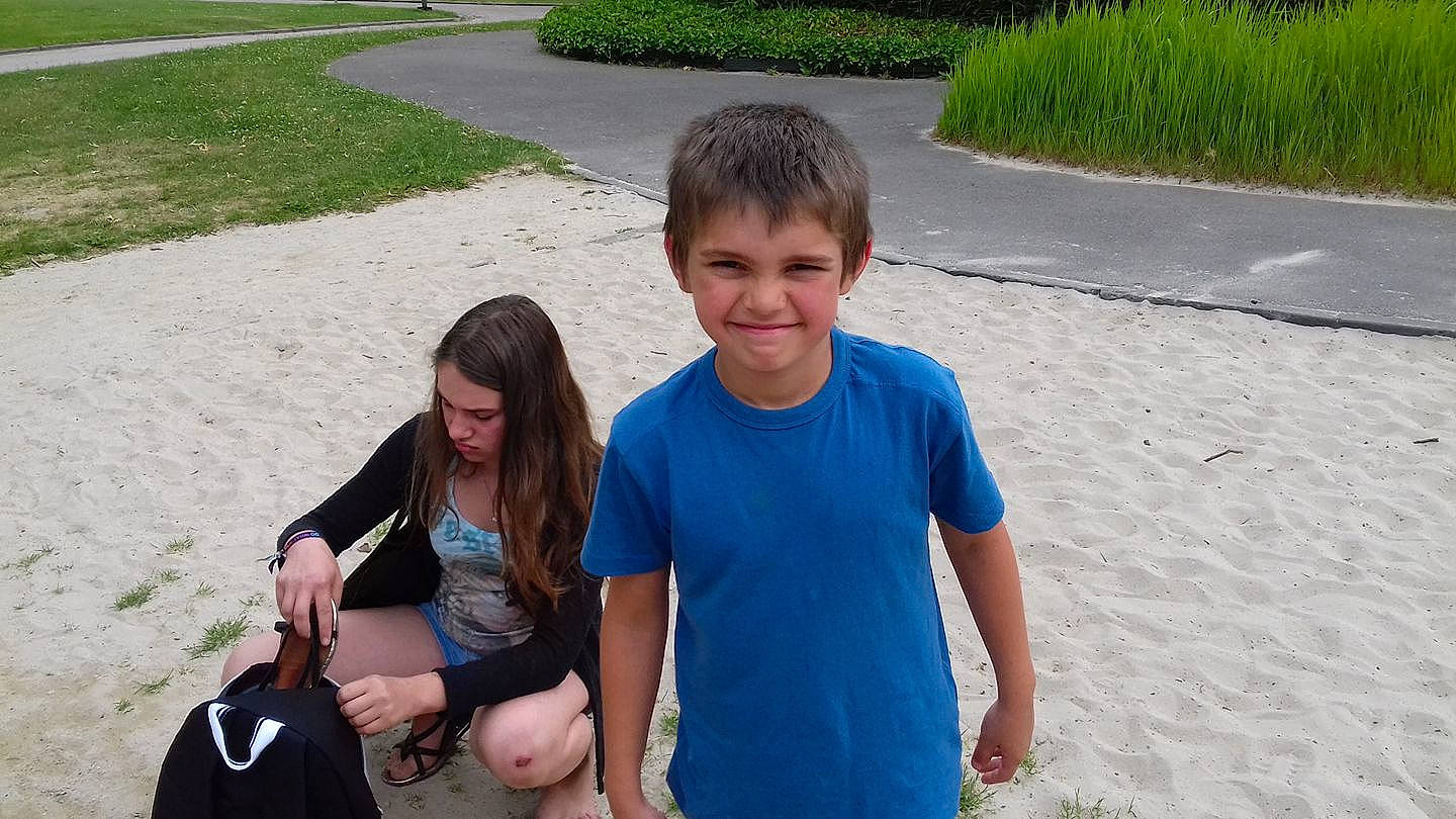 Maximilien participe au concours pour gagner de l'argent avec cette photo : car, child, day, family, friendship, fun, girl, grass, joy, male, people, person, plant, play, recreation, sibling, smile, summer, tree, vacation