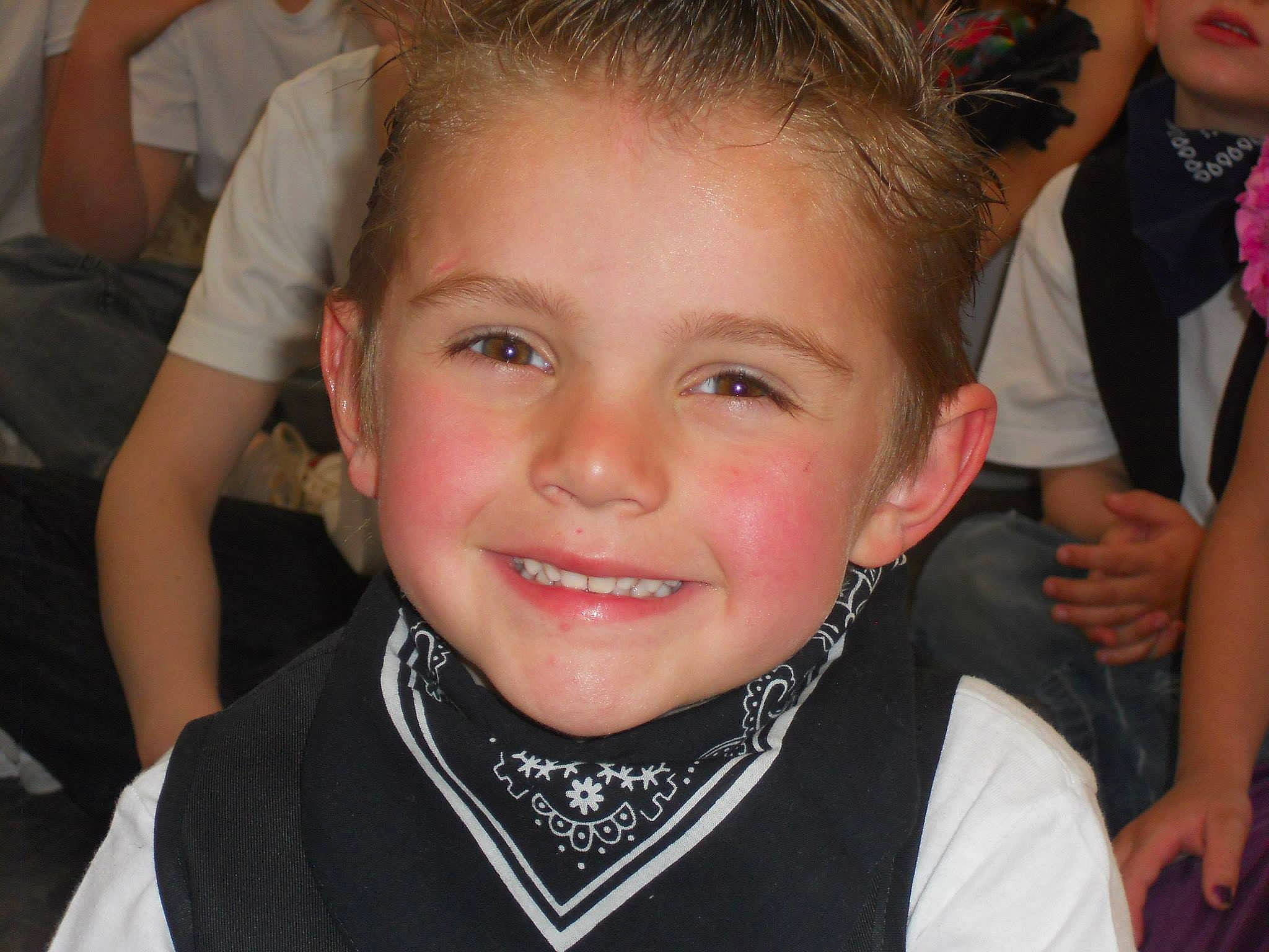Maximilien participe au concours pour gagner de l'argent avec cette photo : boy, cheek, child, chin, ear, eyebrow, forehead, fun, girl, hair, hairstyle, head, human_hair_color, jaw, joy, lip, neck, organ, person, skin