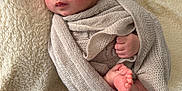 Sina participe au concours pour gagner de l'argent avec cette photo : newborn, baby, blanket, wrapped, feet, knit, soft, cozy, infant, cute, lying_down, closeup, face, skin, hand, warm, comfort, bed, sleepy, portrait