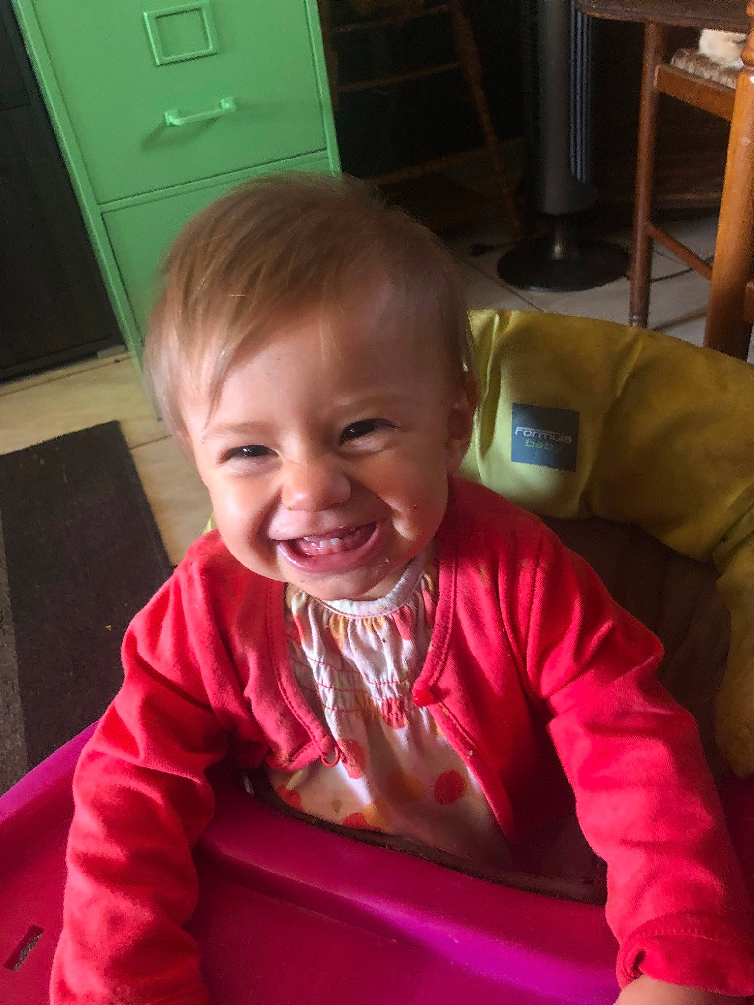 Jade a rejoint le concours — aidez-le/la à gagner de superbes lots ! baby, cheek, child, electronic_device, face, facial_expression, fun, joy, laugh, person, pink, sitting, skin, smile, toddler