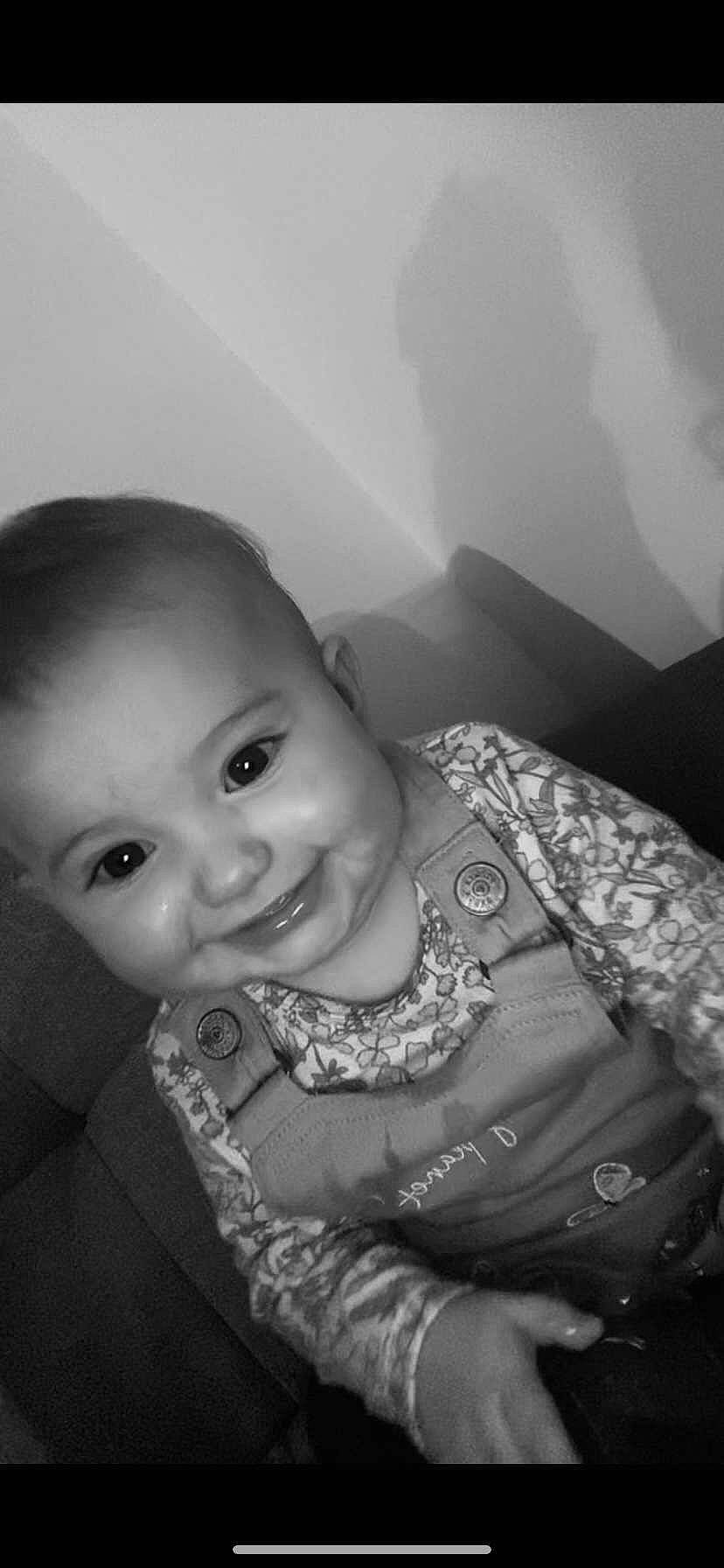 Mylena a rejoint le concours — aidez-le/la à gagner de superbes lots ! arm, black, black_and_white, cheek, cloud, eye, eyebrow, flash_photography, gesture, hand, happy, head, human_body, jaw, joy, lip, mouth, nose, person, skin