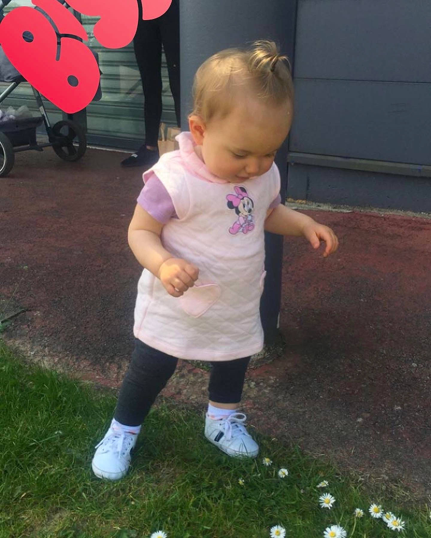 Mylena a rejoint le concours — aidez-le/la à gagner de superbes lots ! baby, baby_toddler_clothing, child, flooring, fun, grass, hair, happy, lawn, leisure, people_in_nature, person, pink, recreation, sleeve, sneakers, t_shirt, tire, toddler, wheel