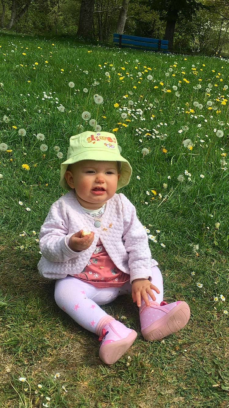Mylena a rejoint le concours — aidez-le/la à gagner de superbes lots ! baby, baby_toddler_clothing, botany, flower, grass, grassland, groundcover, happy, hat, headgear, headwear, leaf, leisure, meadow, people_in_nature, person, petal, pink, plant, summer