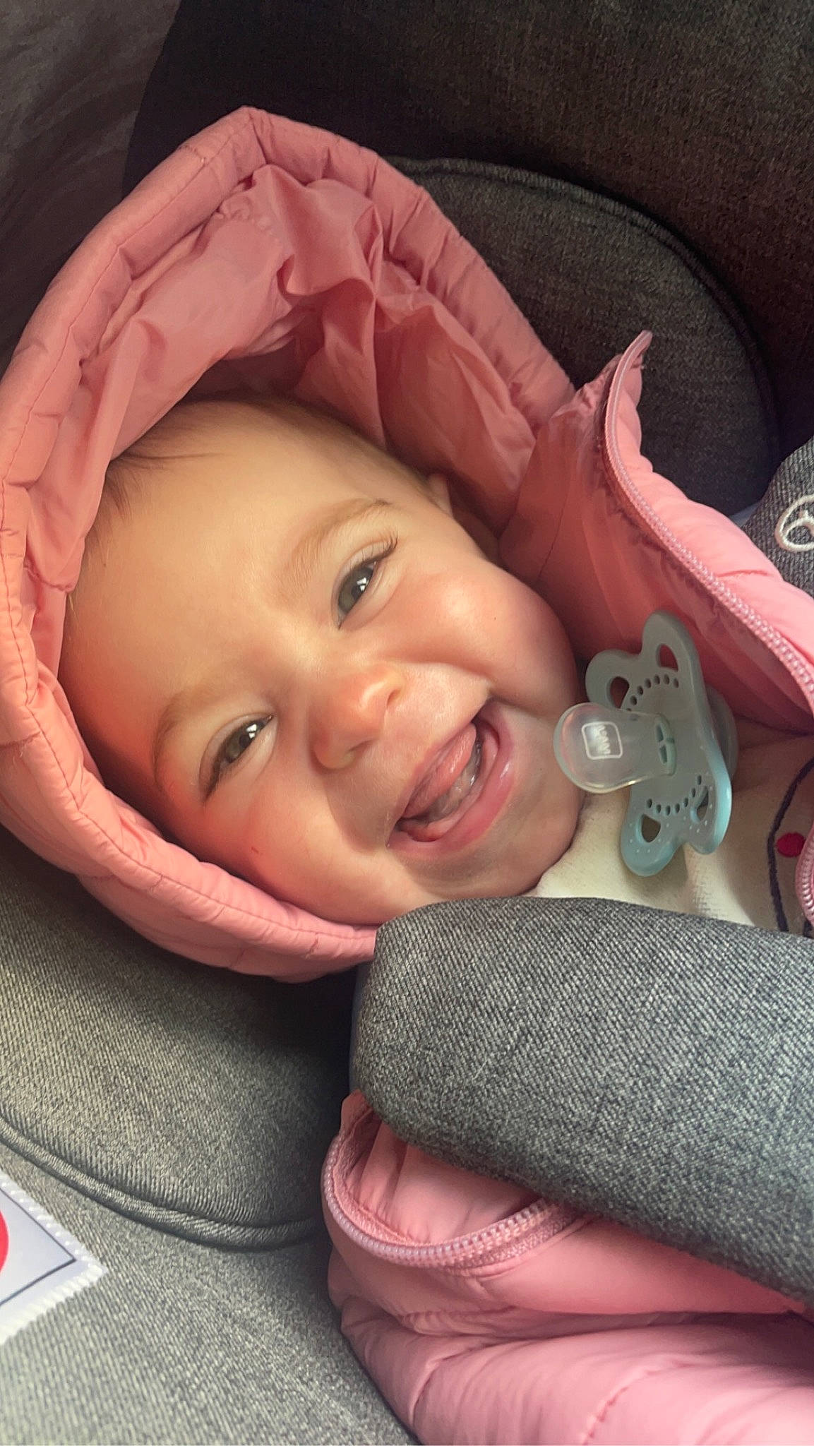 Léna participe au concours pour gagner de l'argent avec cette photo : cap, cheek, chin, comfort, eye, eyebrow, face, facial_expression, finger, happy, headgear, joy, lip, mammal, mouth, nose, person, pink, skin, smile