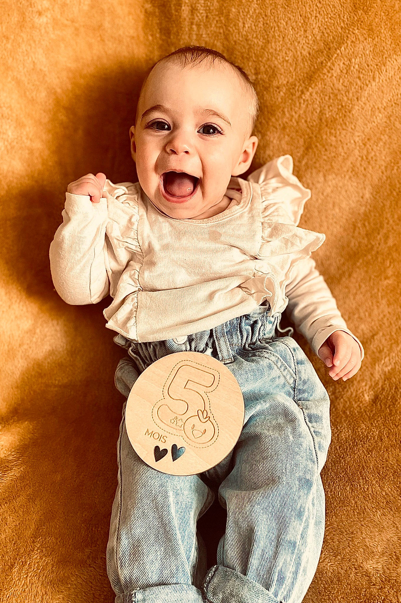 Léna participe au concours pour gagner de l'argent avec cette photo : art, baby, baby_toddler_clothing, cheek, child, comfort, eye, finger, flash_photography, gesture, happy, human_body, iris, nose, person, sitting, skin, sleeve, smile, t_shirt