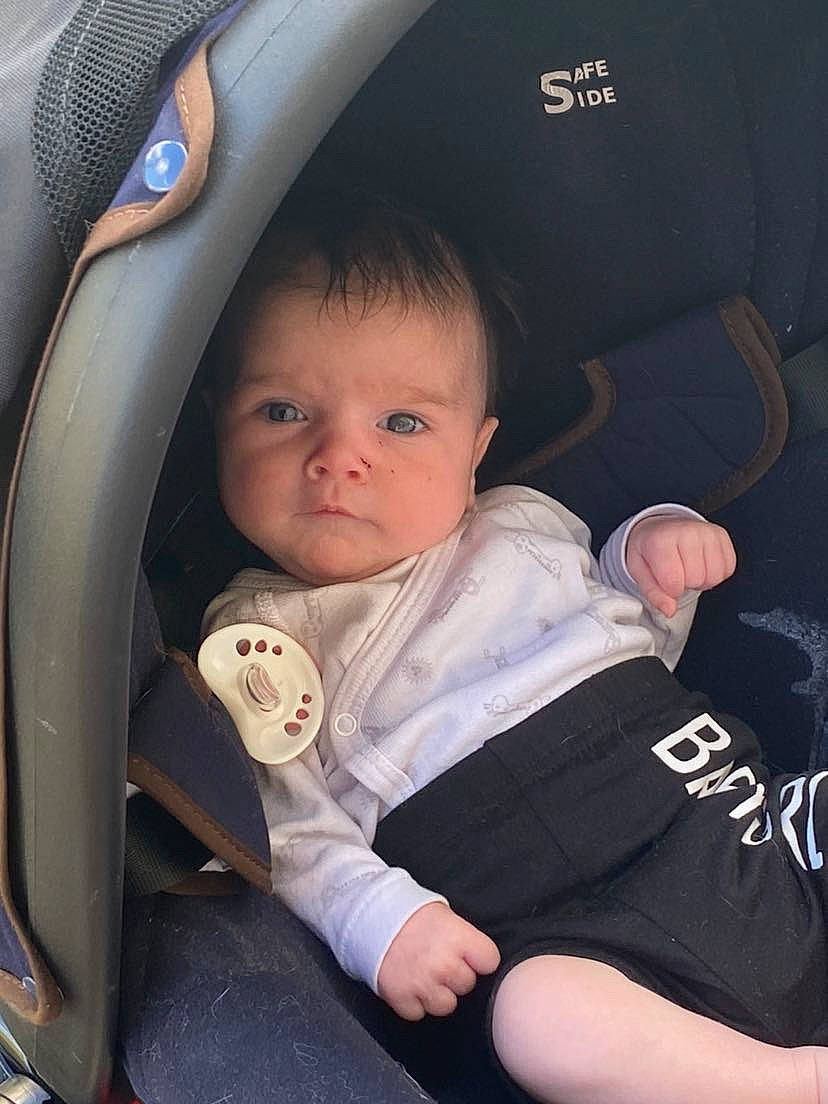 Elysa a rejoint le concours — aidez-le/la à gagner de superbes lots ! auto_part, automotive_design, baby, baby_carriage, baby_in_car_seat, baby_products, baby_toddler_clothing, car_seat, car_seat_cover, cheek, child, comfort, mammal, motor_vehicle, person, product, seat_belt, sitting, steering_wheel, toddler