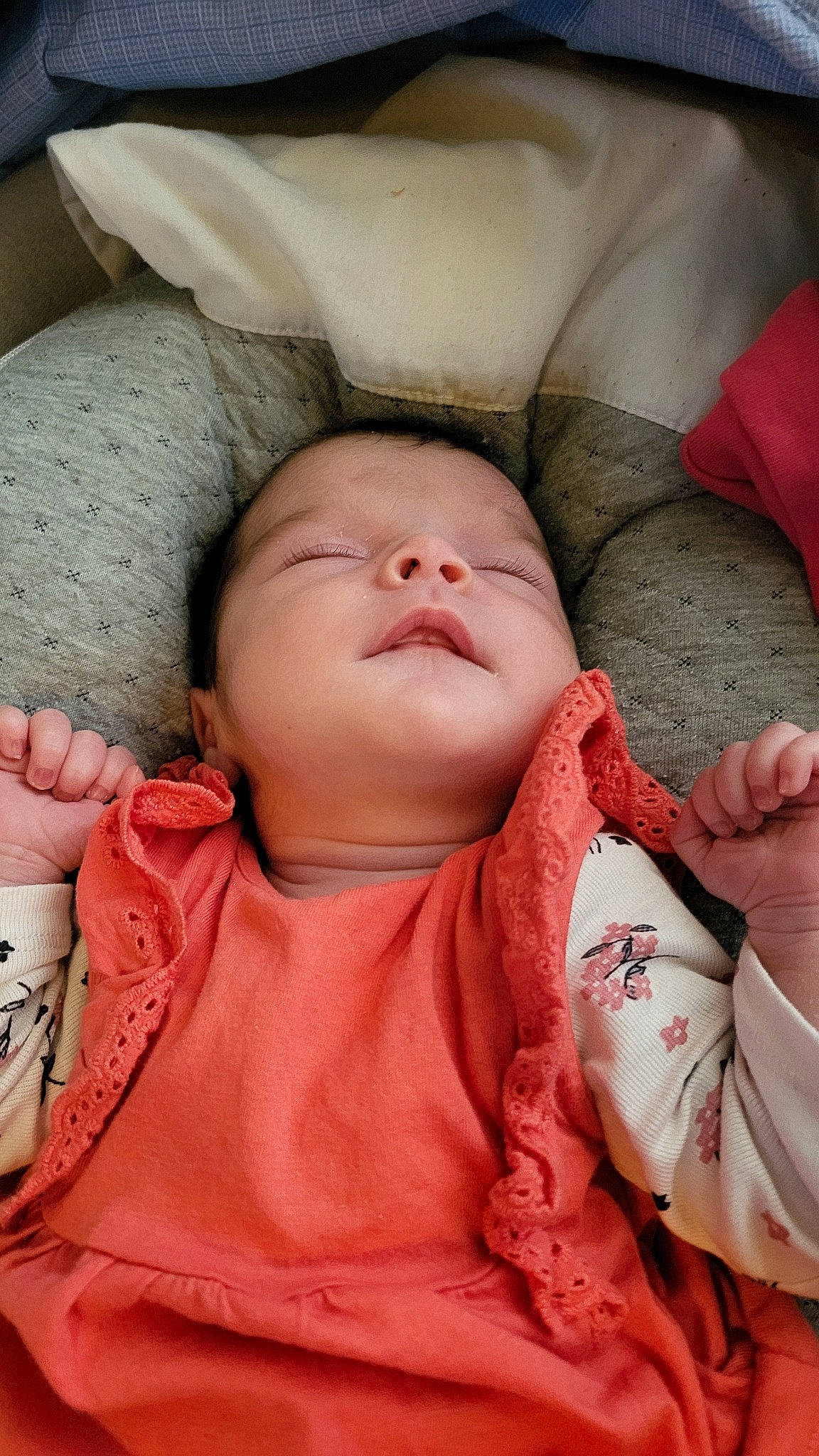 Elysa a rejoint le concours — aidez-le/la à gagner de superbes lots ! baby, baby_sleeping, beauty, cheek, child, chin, comfort, eyebrow, eyelash, linens, lip, mouth, neck, nose, person, pink, product, skin, sleeve, textile