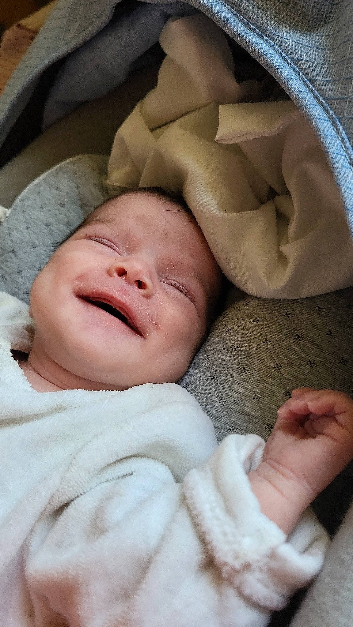 Elysa a rejoint le concours — aidez-le/la à gagner de superbes lots ! baby, baby_sleeping, bedtime, brown, cheek, child, chin, comfort, face, facial_expression, finger, gesture, linens, nap, nose, person, skin, sleep, thumb, toddler