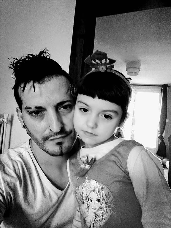 Benedetta Garofalo participe au concours pour gagner de l'argent avec cette photo : black, black_and_white, child, cool, emotion, fun, girl, hairstyle, headwear, human, interaction, monochrome, monochrome_photography, organ, person, photograph, photography, portrait, smile, snapshot