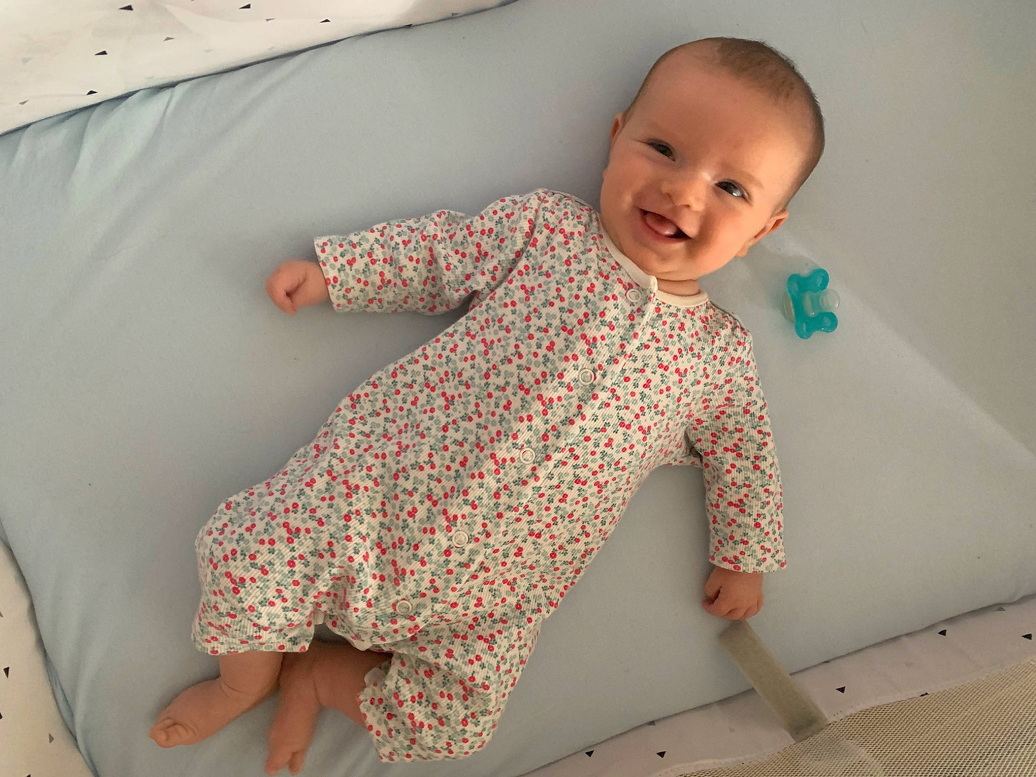 Valentine participe au concours pour gagner de l'argent avec cette photo : baby, baby_products, baby_safety, baby_toddler_clothing, child, comfort, facial_expression, floor, flooring, fun, joy, linens, pattern, person, product, room, sleeve, smile, standing, t_shirt