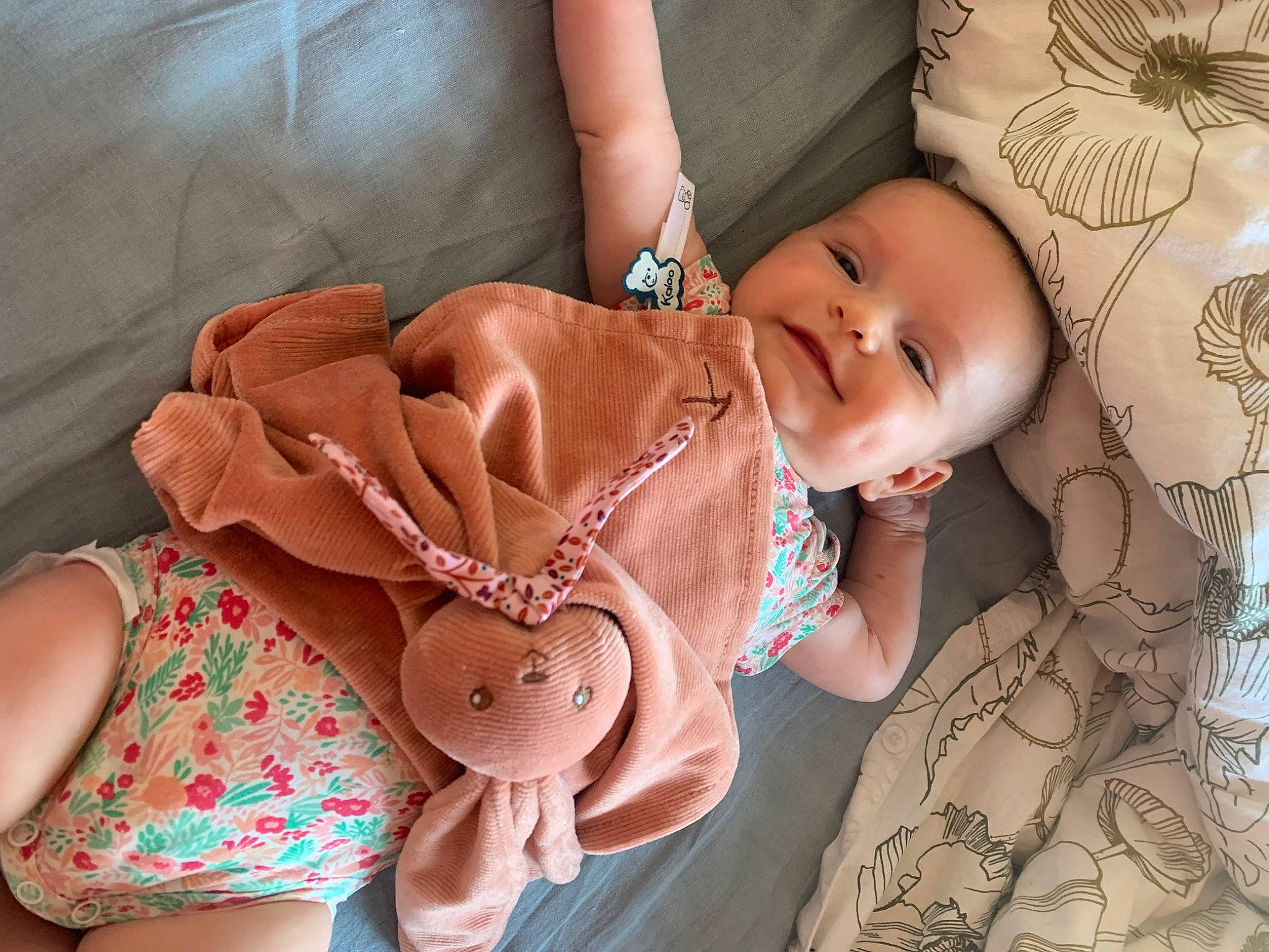 Valentine a rejoint le concours — aidez-le/la à gagner de superbes lots ! baby, baby_products, baby_toddler_clothing, child, comfort, facial_expression, finger, happy, headgear, human_body, linens, neck, pattern, person, pink, skin, sleeve, smile, thigh, toddler