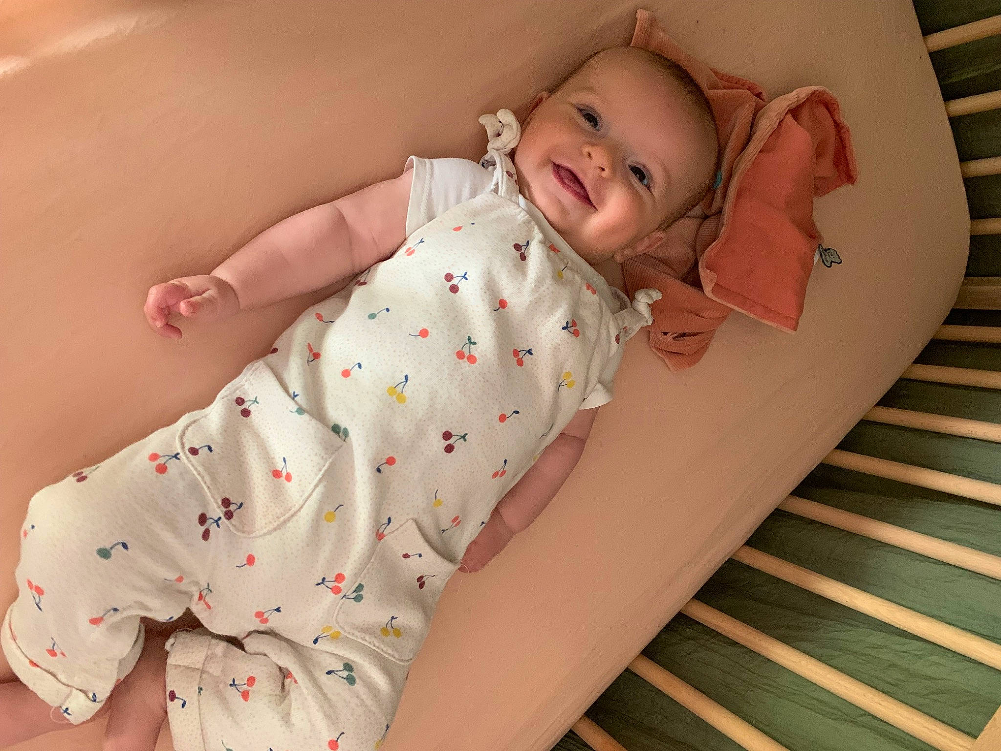 Valentine a rejoint le concours — aidez-le/la à gagner de superbes lots ! baby, baby_products, baby_safety, baby_sleeping, baby_toddler_clothing, bedding, child, comfort, finger, happy, human_leg, linens, pattern, person, pink, skin, sleeve, smile, stomach, t_shirt