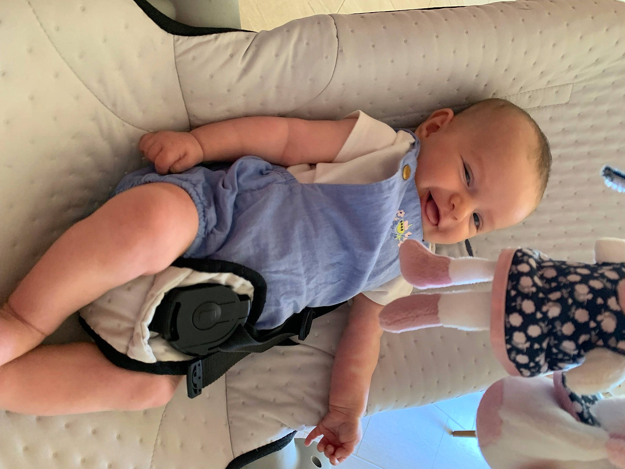 Valentine a rejoint le concours — aidez-le/la à gagner de superbes lots ! arm, baby, baby_products, baby_toddler_clothing, comfort, elbow, facial_expression, finger, hairstyle, hand, human, joint, knee, leg, mouth, person, photographer, product, skin, smile