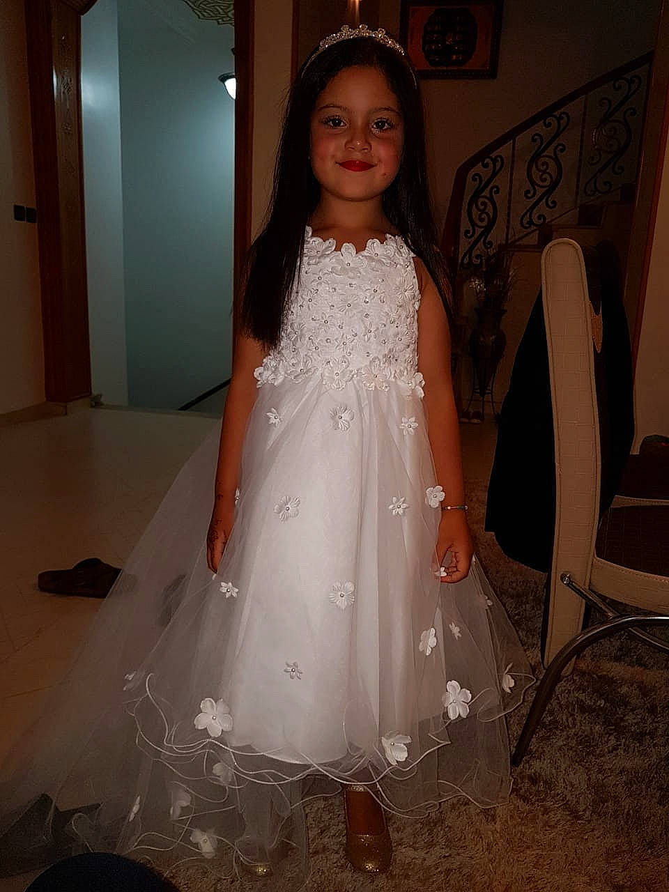 Lina participe au concours pour gagner de l'argent avec cette photo : bridal_accessory, bridal_clothing, bridal_party_dress, bridal_veil, bride, ceremony, child, clothing, dress, flower_girl, formal_wear, fun, gown, hair_accessory, joy, lady, long_hair, person, shoulder, smile