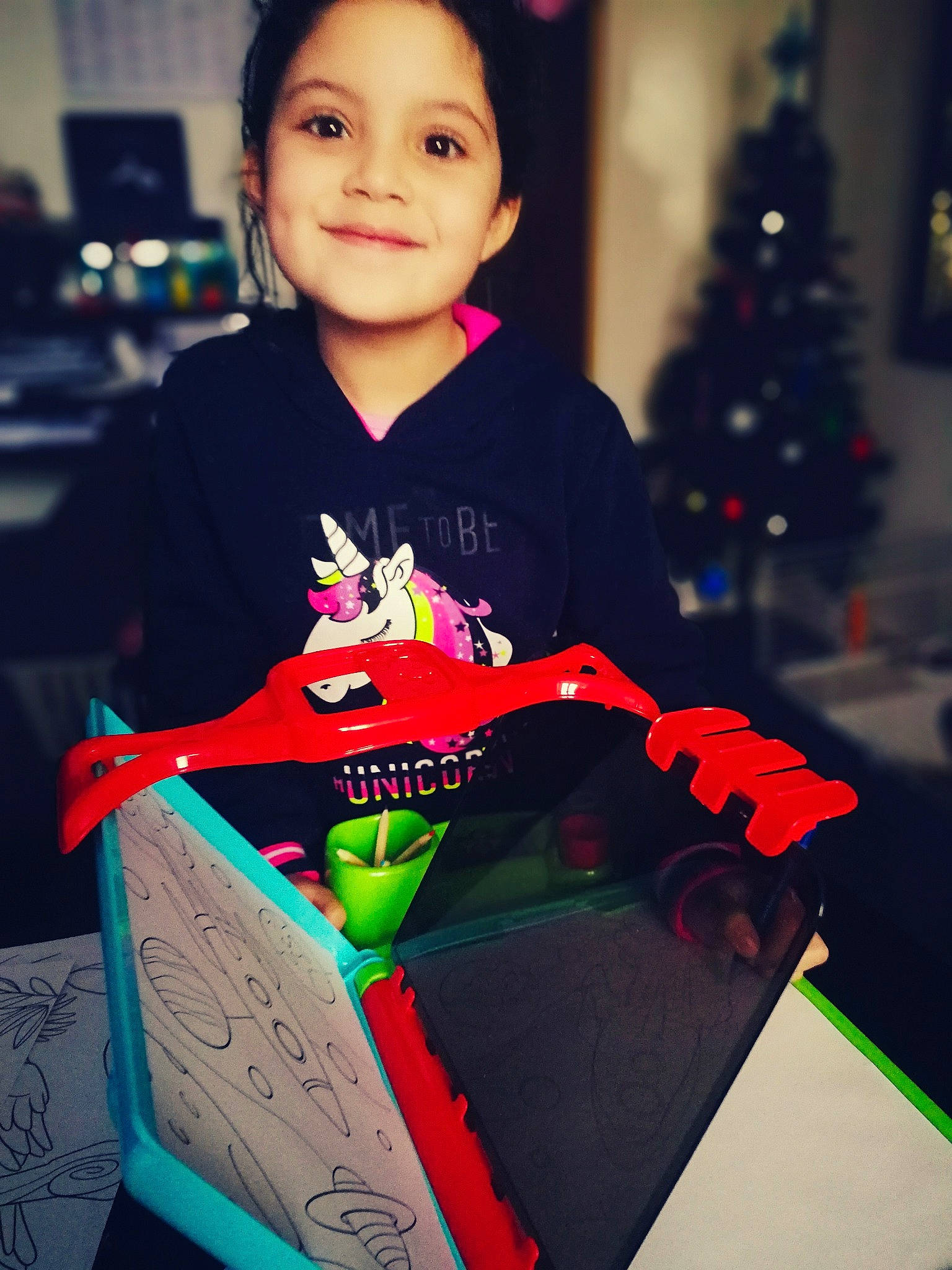 Lina a rejoint le concours — aidez-le/la à gagner de superbes lots ! carmine, child, christmas, christmas_eve, cool, fictional_character, head, holiday, person, play, smile, space, t_shirt, toddler