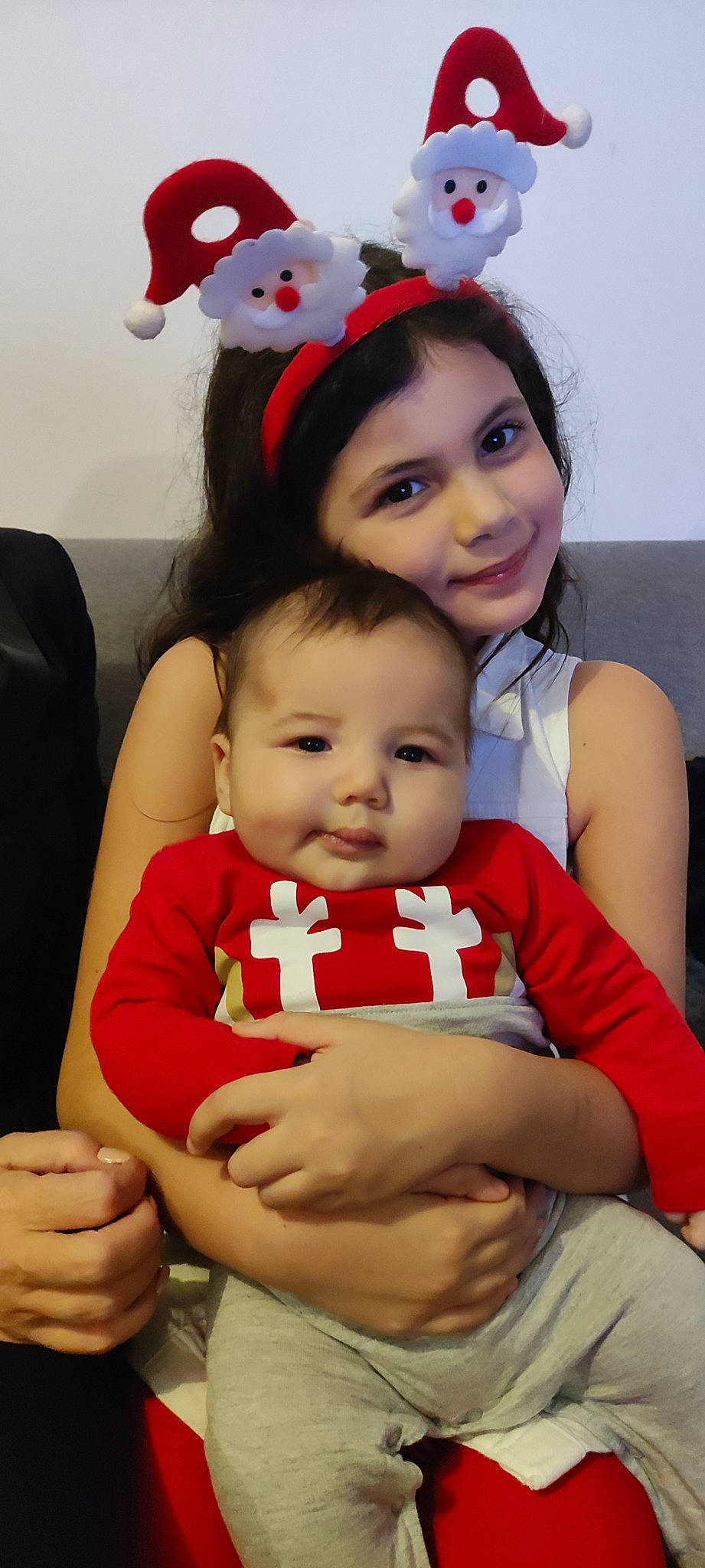 Zaïm a rejoint le concours — aidez-le/la à gagner de superbes lots ! child, costume_hat, event, eye, facial_expression, fun, hair, hairstyle, hand, happy, holiday, interaction, joy, organ, people, person, red, sitting, skin, smile