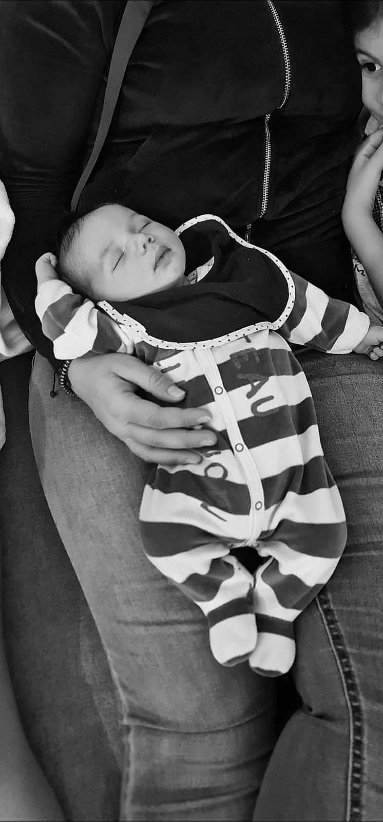 Zaïm a rejoint le concours — aidez-le/la à gagner de superbes lots ! baby, black, black_and_white, child, comfort, elbow, gesture, hand, happy, human_body, joint, knee, monochrome, monochrome_photography, outerwear, person, photograph, sleeve, style, thigh